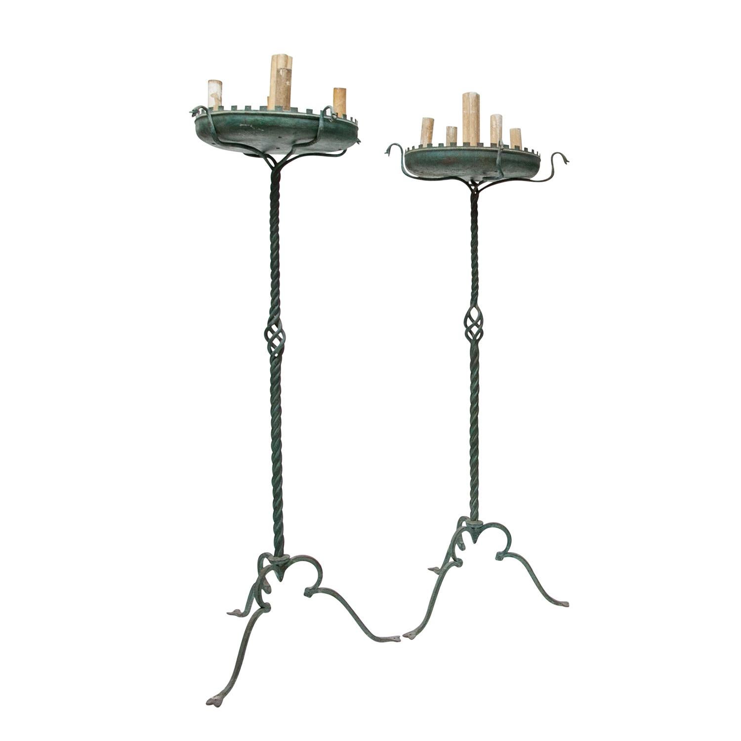 Coppia di grandi lampade da terra Art Deco vintage in bronzo lavorato a mano con fusto ritorto e piatto largo, in buone condizioni. L'illuminazione dettagliata poggia su serpenti stilizzati, in piedi su tre gambe ad arco, ognuna delle quali è dotata