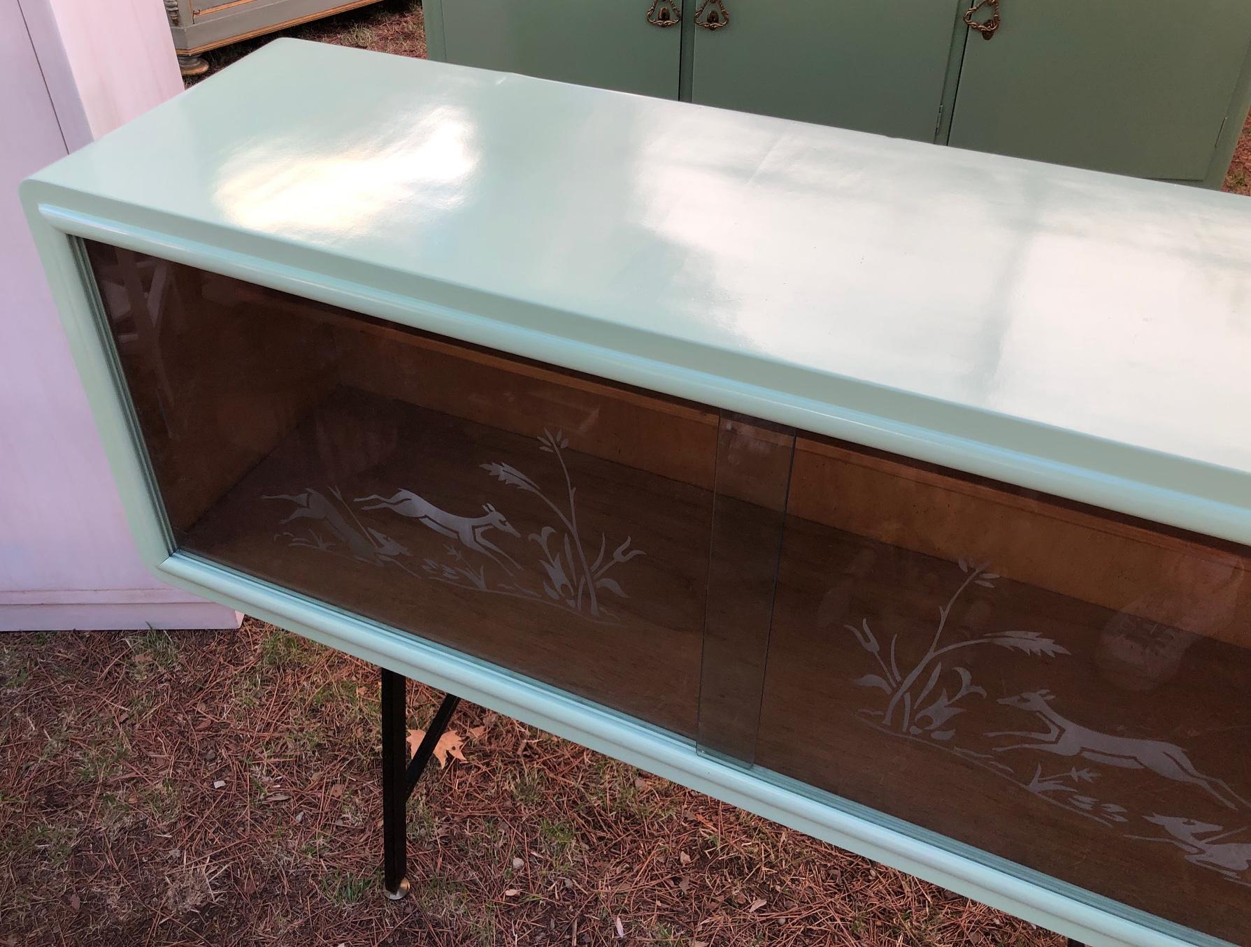 20th century green Italian sideboard, with sliding glass In Good Condition For Sale In Buggiano, IT