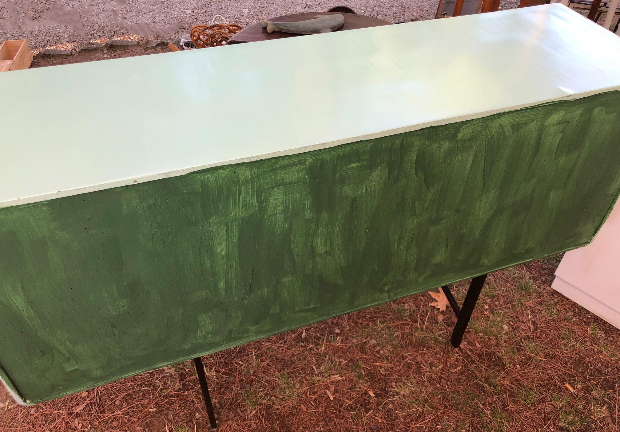 Grünes italienisches Sideboard des 20. Jahrhunderts, mit Schiebeglas im Zustand „Gut“ im Angebot in Buggiano, IT