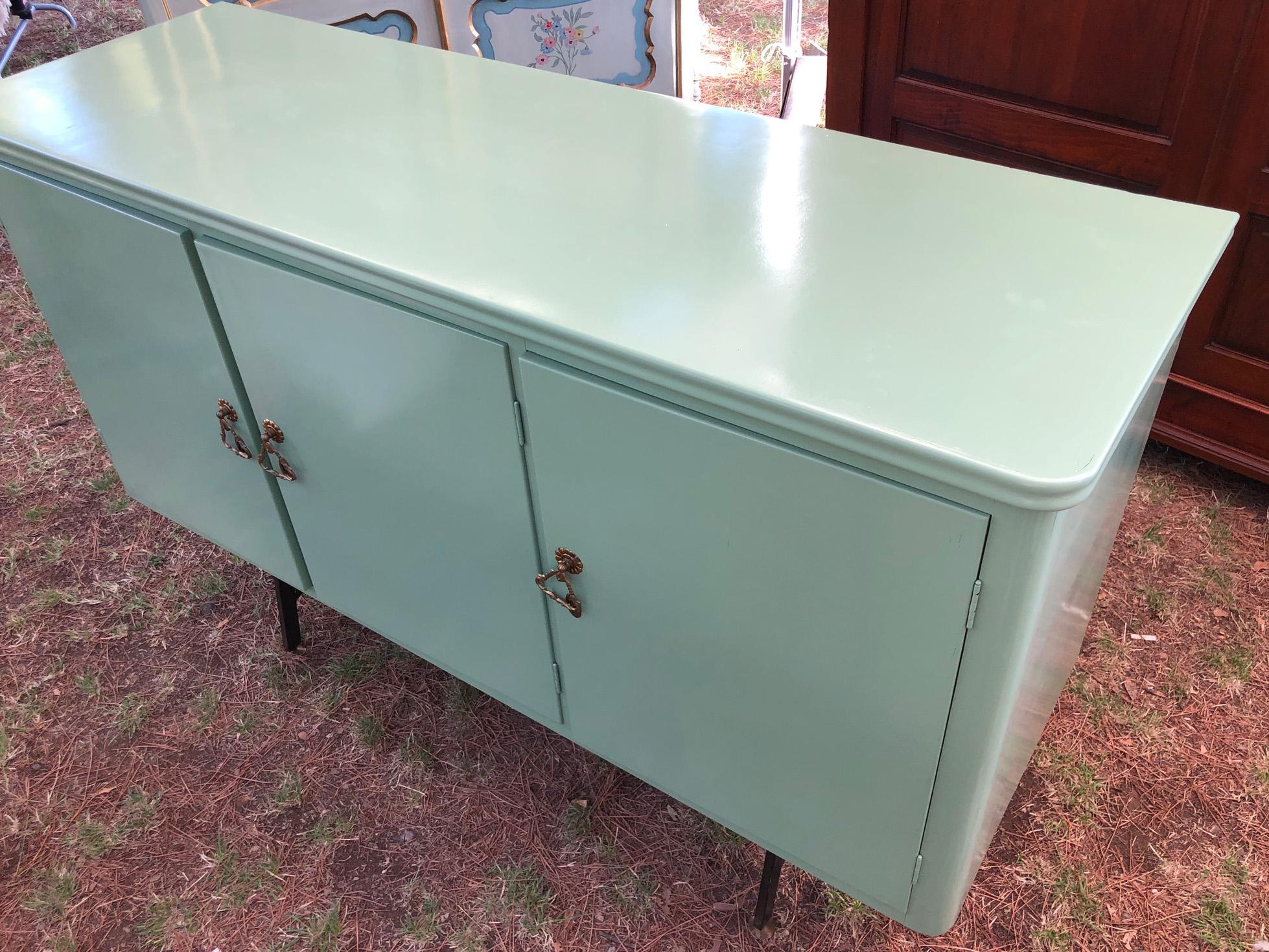 20th century green Italian sideboard, with three doors In Good Condition For Sale In Buggiano, IT