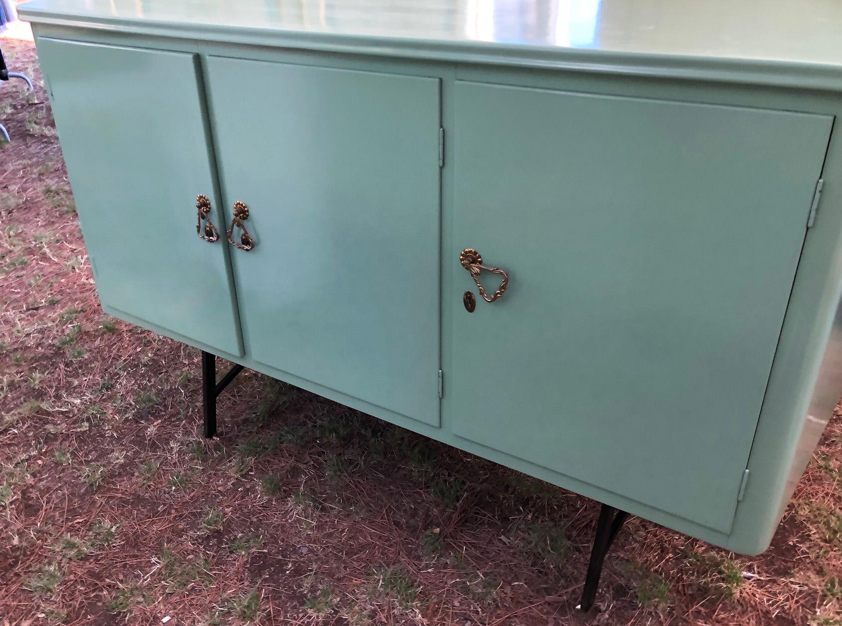 20th century green Italian sideboard, with three doors For Sale 1