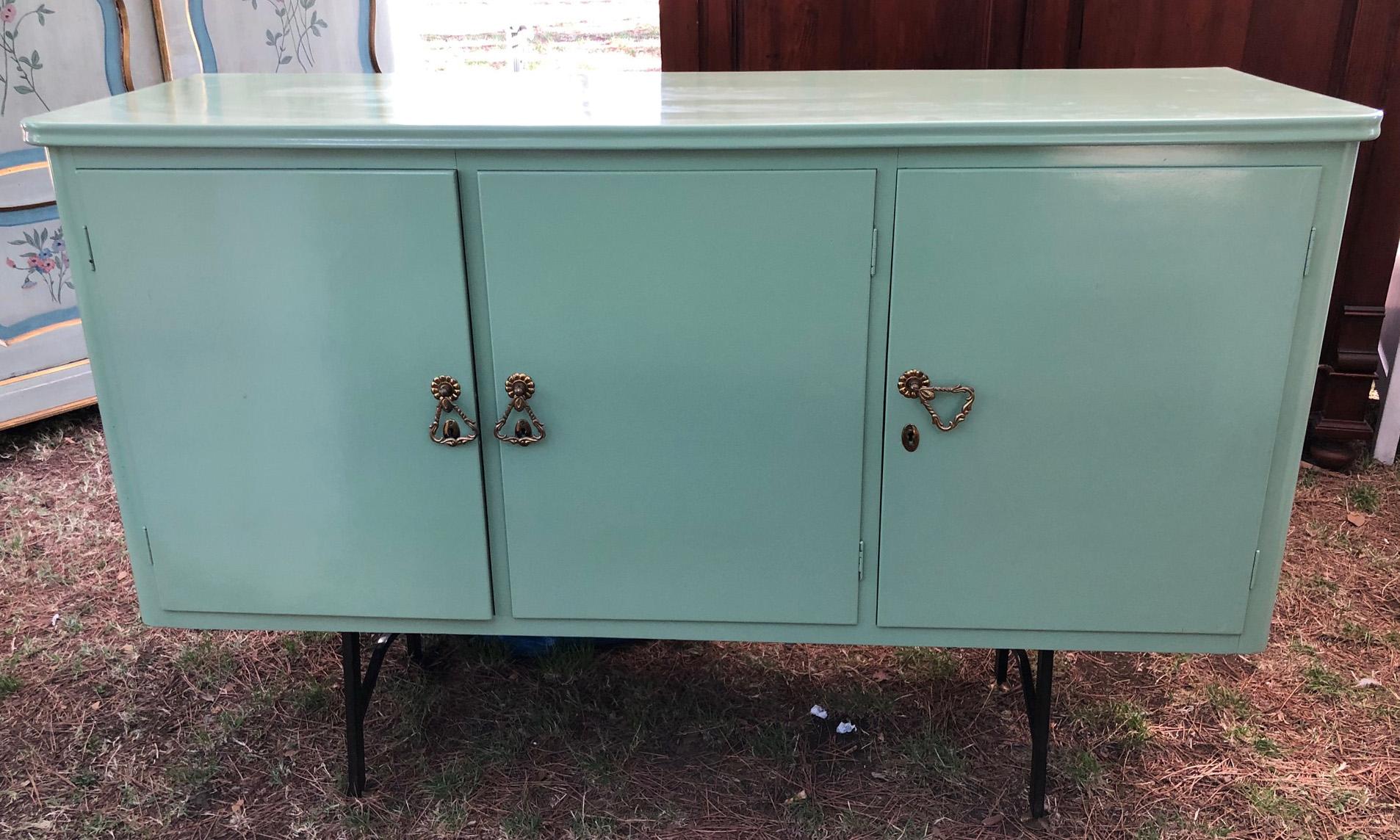 20th century green Italian sideboard, with three doors For Sale 2