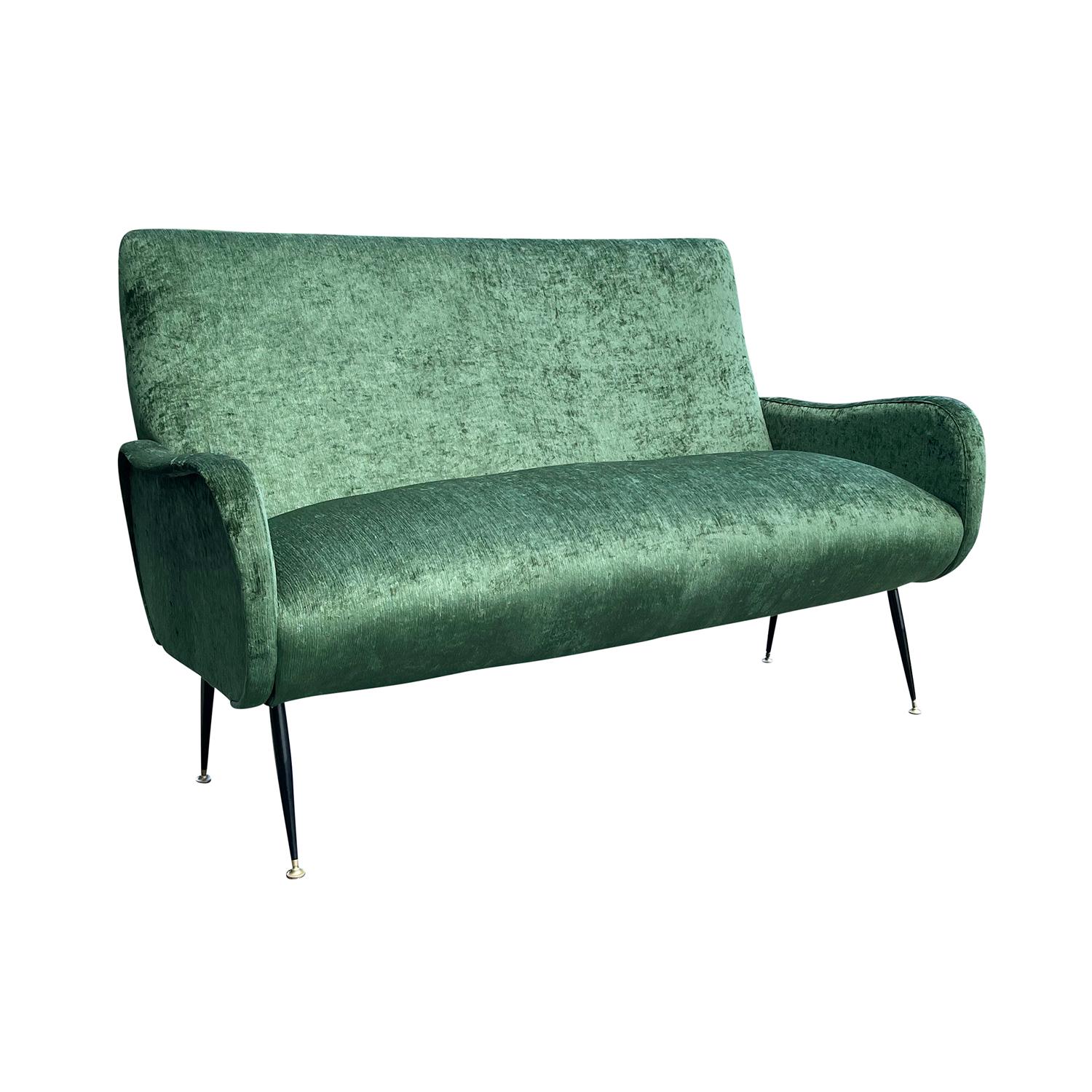 Ein Vintage Mid-Century Modern italienische Zweisitzer Sofa oder Sofa, entworfen von Marco Zanuso in gutem Zustand. Die Rückenlehne des kleinen Diwans ist leicht geschwungen mit schlanken, gewölbten Armlehnen und steht auf vier schwarzen,