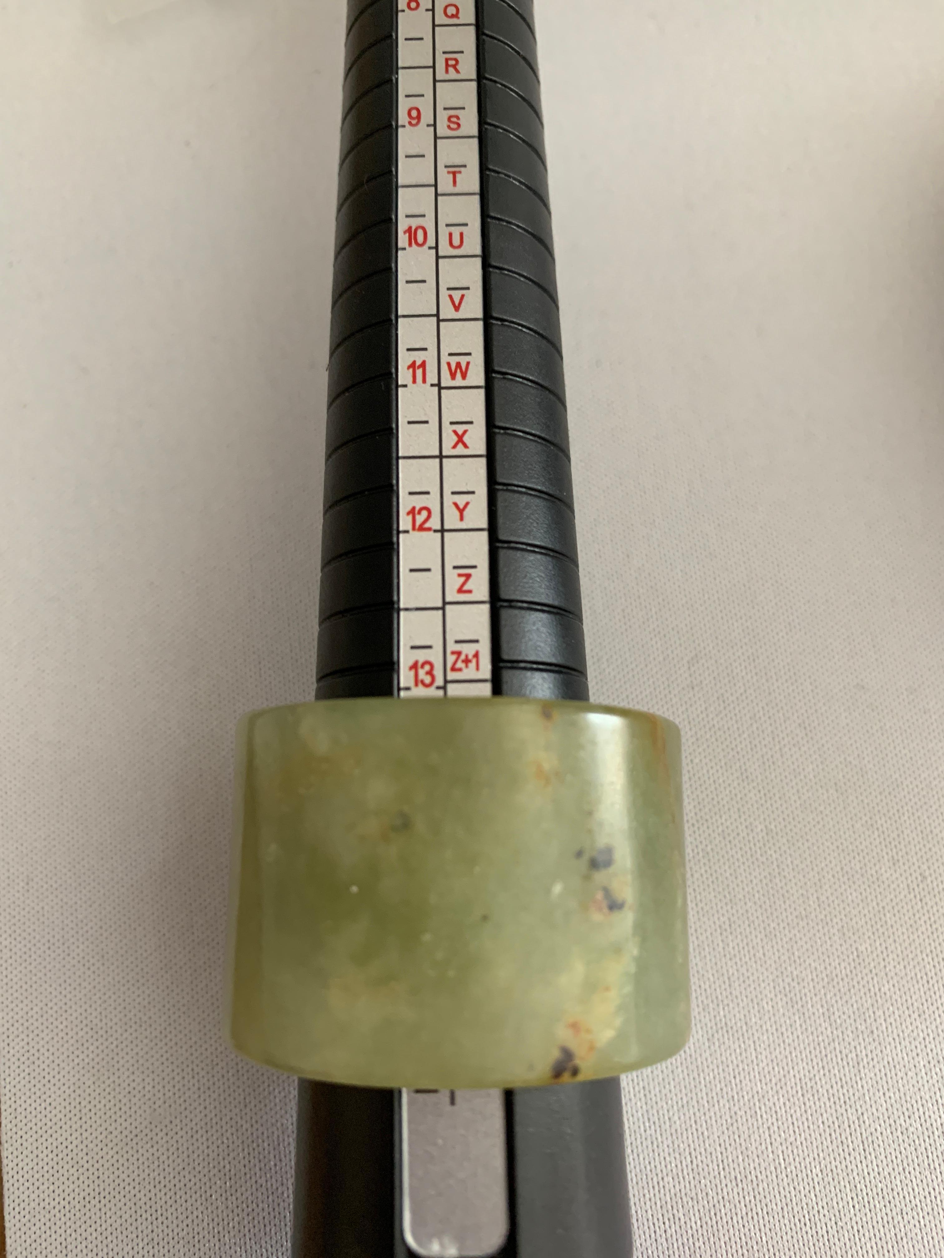Anello degli arcieri in pietra di giada verde del XX secolo in vendita 4