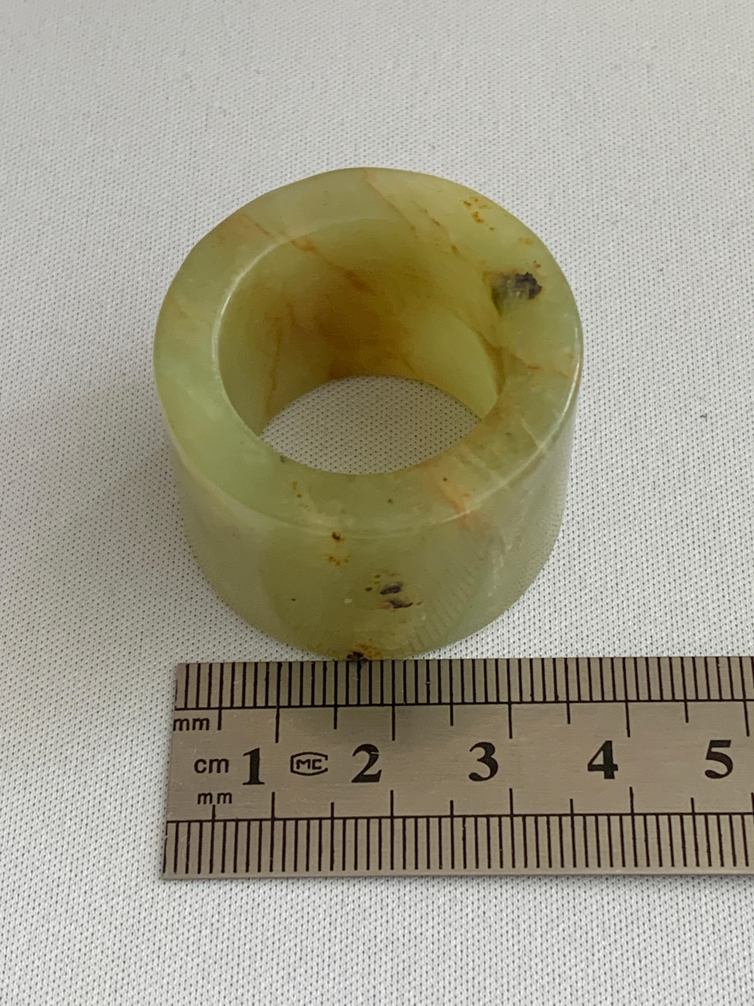 Pietra di giada verde screziata
Anello degli arcieri del XX secolo
Datato anni '70
Pezzo pesante e spesso - indossato sul pollice
o come complemento decorativo per interni 
Il design ha origine nell'antica Cina, dove veniva utilizzato per far