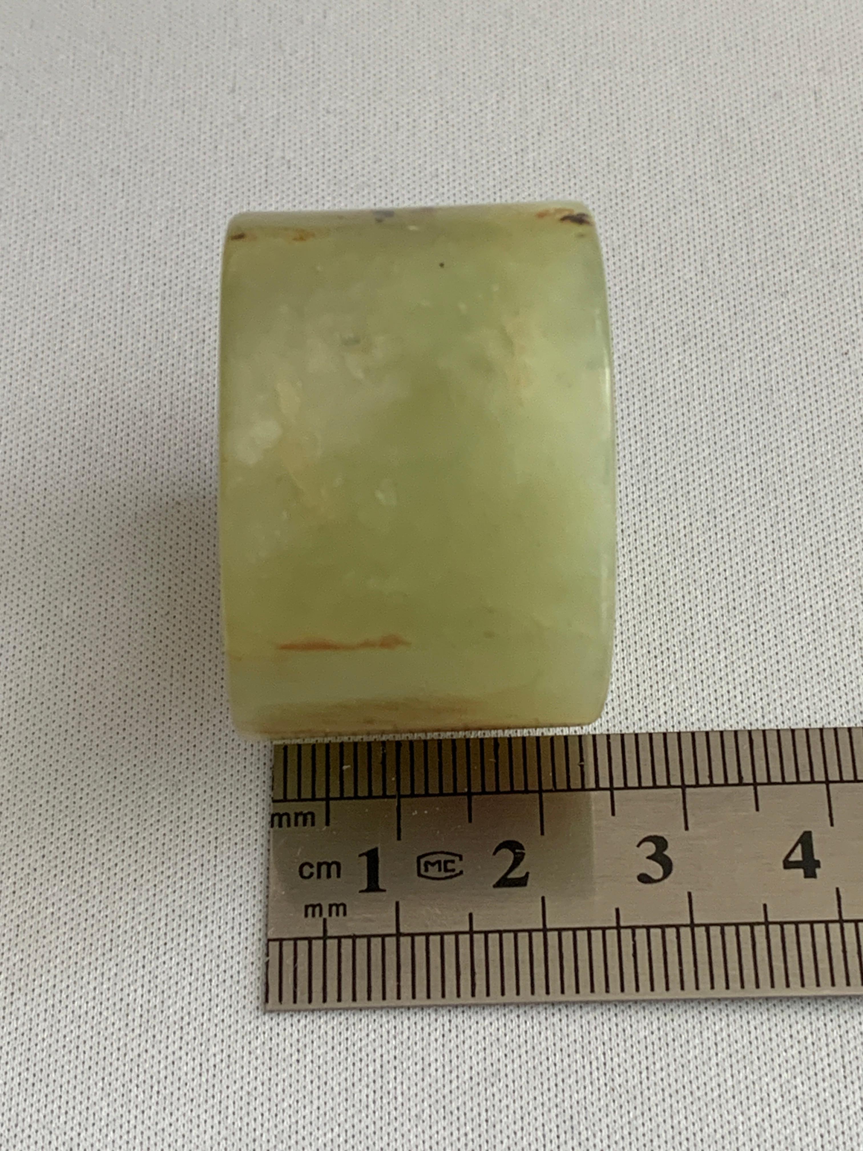 Artigiano Anello degli arcieri in pietra di giada verde del XX secolo in vendita