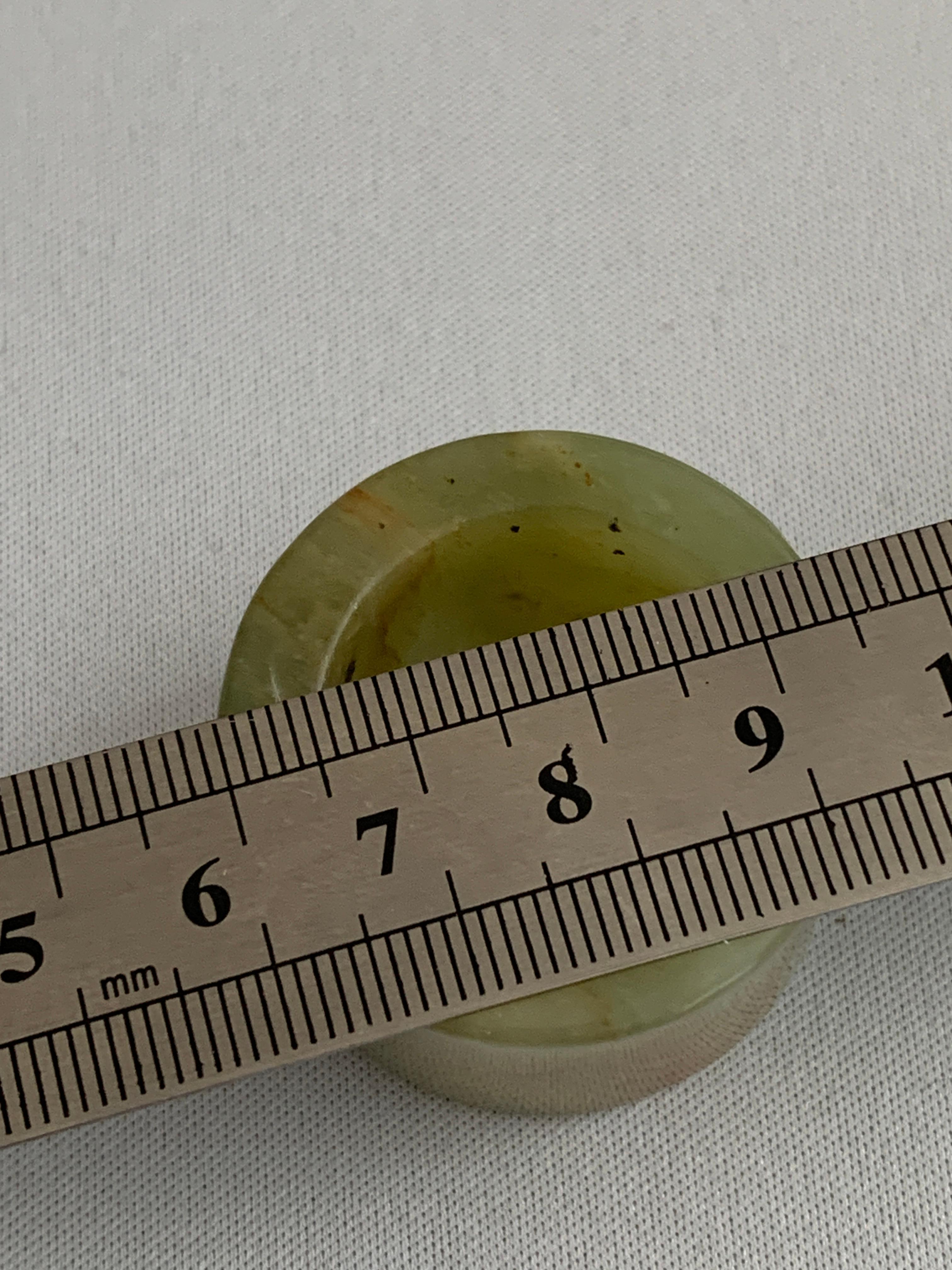 Grezzo Anello degli arcieri in pietra di giada verde del XX secolo in vendita
