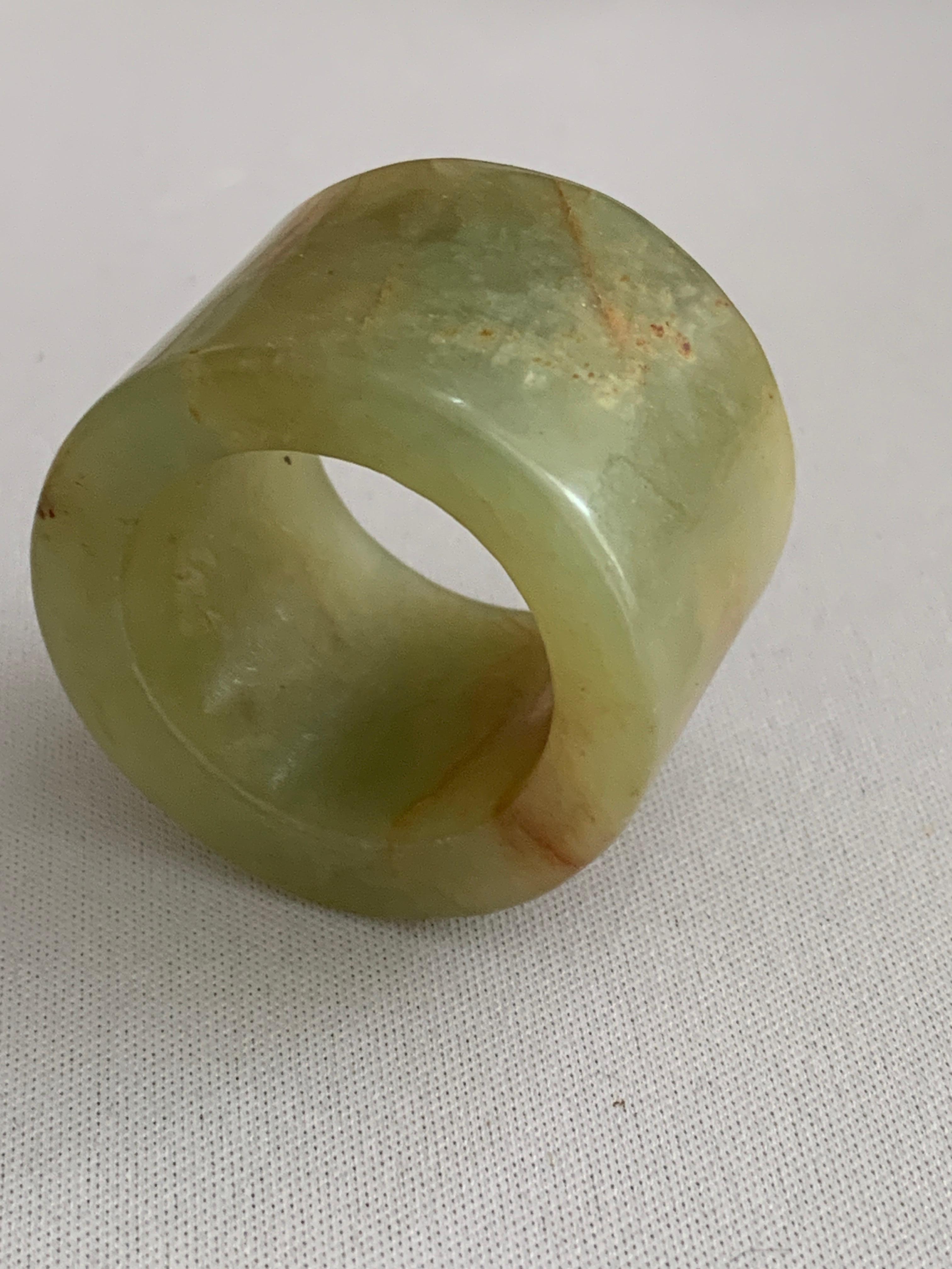 Anello degli arcieri in pietra di giada verde del XX secolo In condizioni ottime in vendita a London, GB