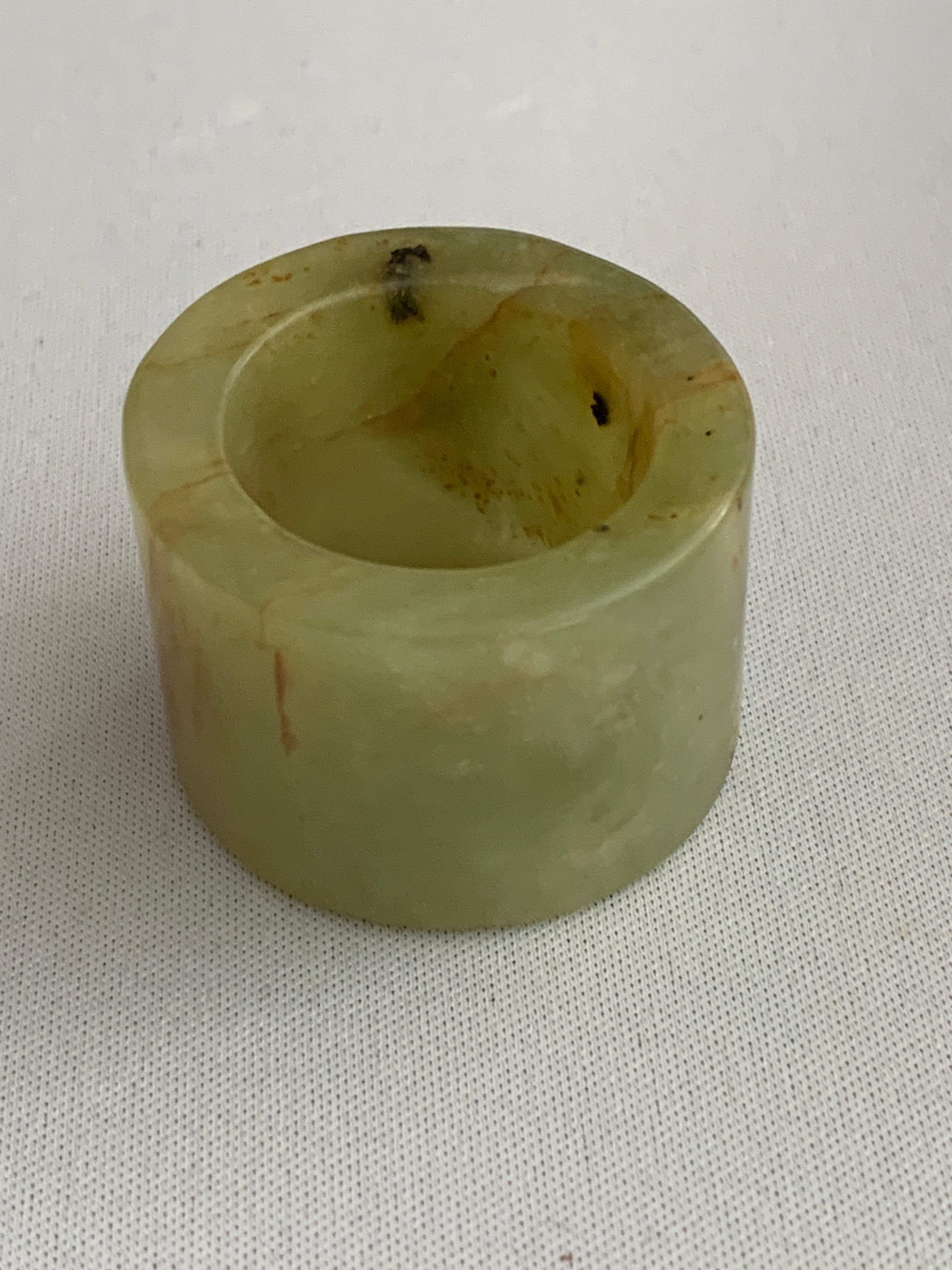 Anello degli arcieri in pietra di giada verde del XX secolo in vendita 1