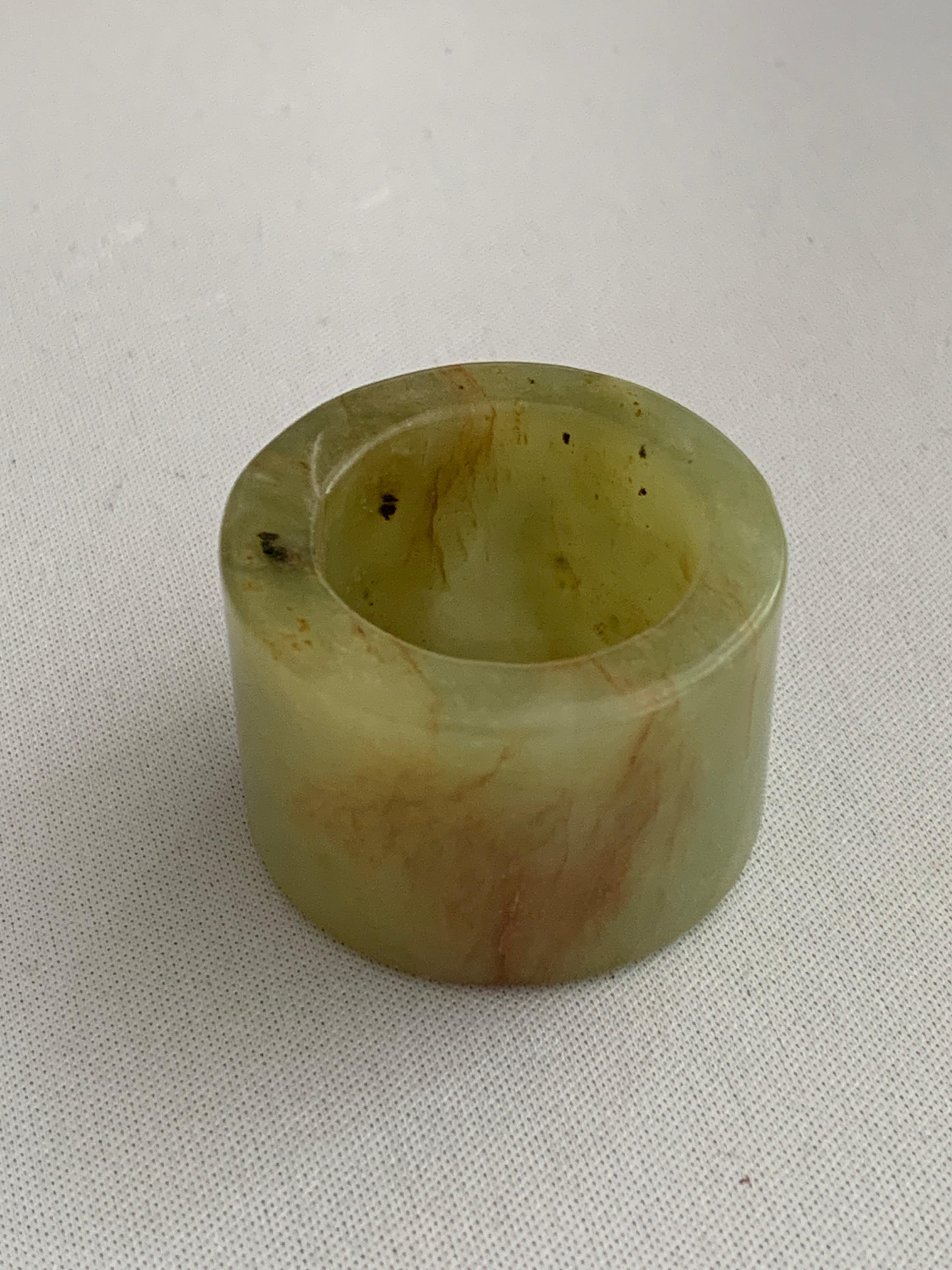 Anello degli arcieri in pietra di giada verde del XX secolo in vendita 2
