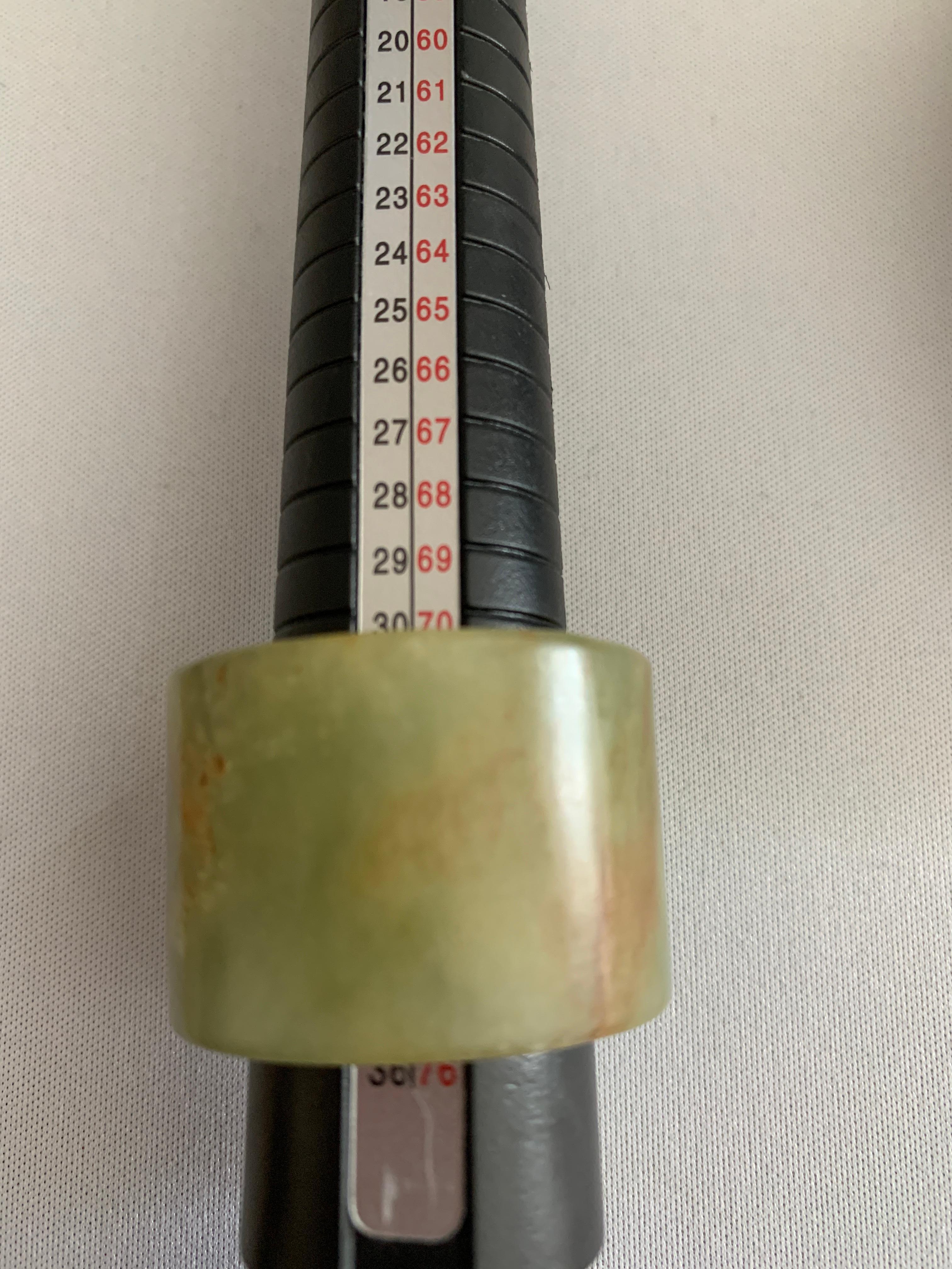 Anello degli arcieri in pietra di giada verde del XX secolo in vendita 3