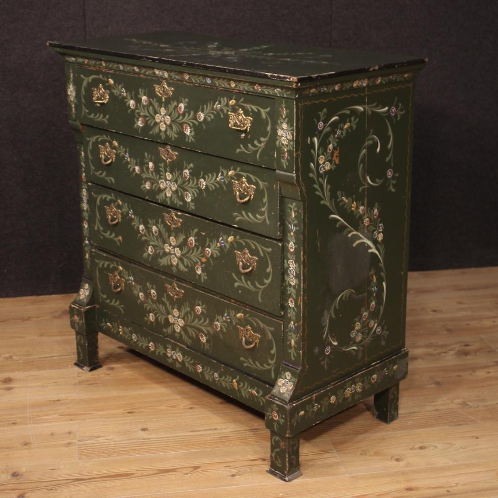 Dutch dresser from the first half of the 20th century. Furniture of beautiful line and pleasant decor in lacquered and hand painted wood with floral decorations. Chest of drawers with four drawers of good capacity and wooden top in character also