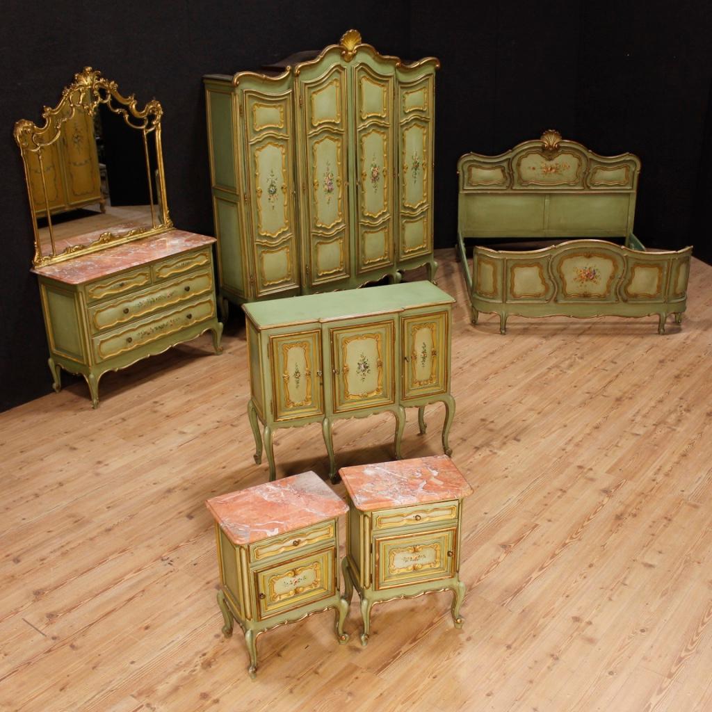 Pair of Italian bedside tables from the 20th century. Furniture in pleasantly carved, gilded and hand painted wood with floral decorations of great pleasure. Night stands equipped with a drawer and a door of good capacity and service. Top in