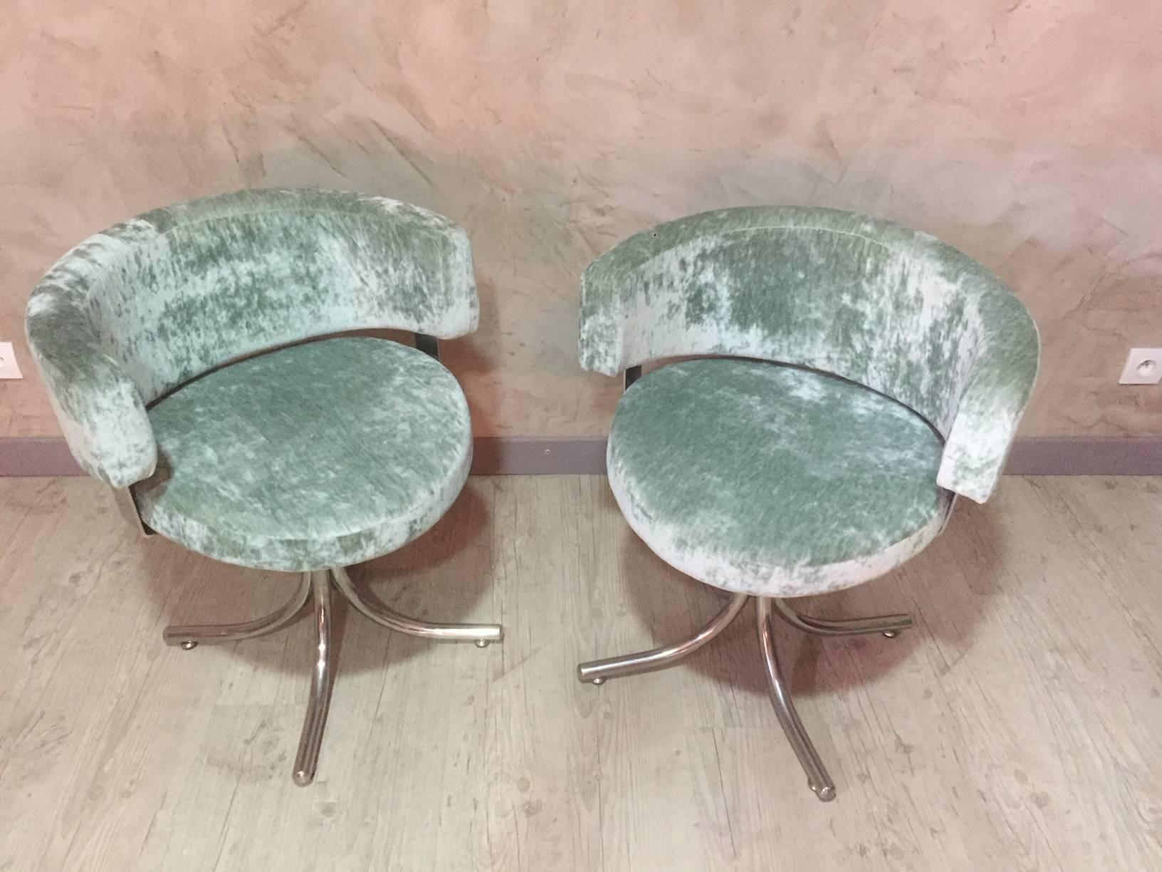 Very nice pair of chromed metal armchairs, with green velvet fabric entirely upholstered. 
Rounded back but not rotating. Very comfortable seats.