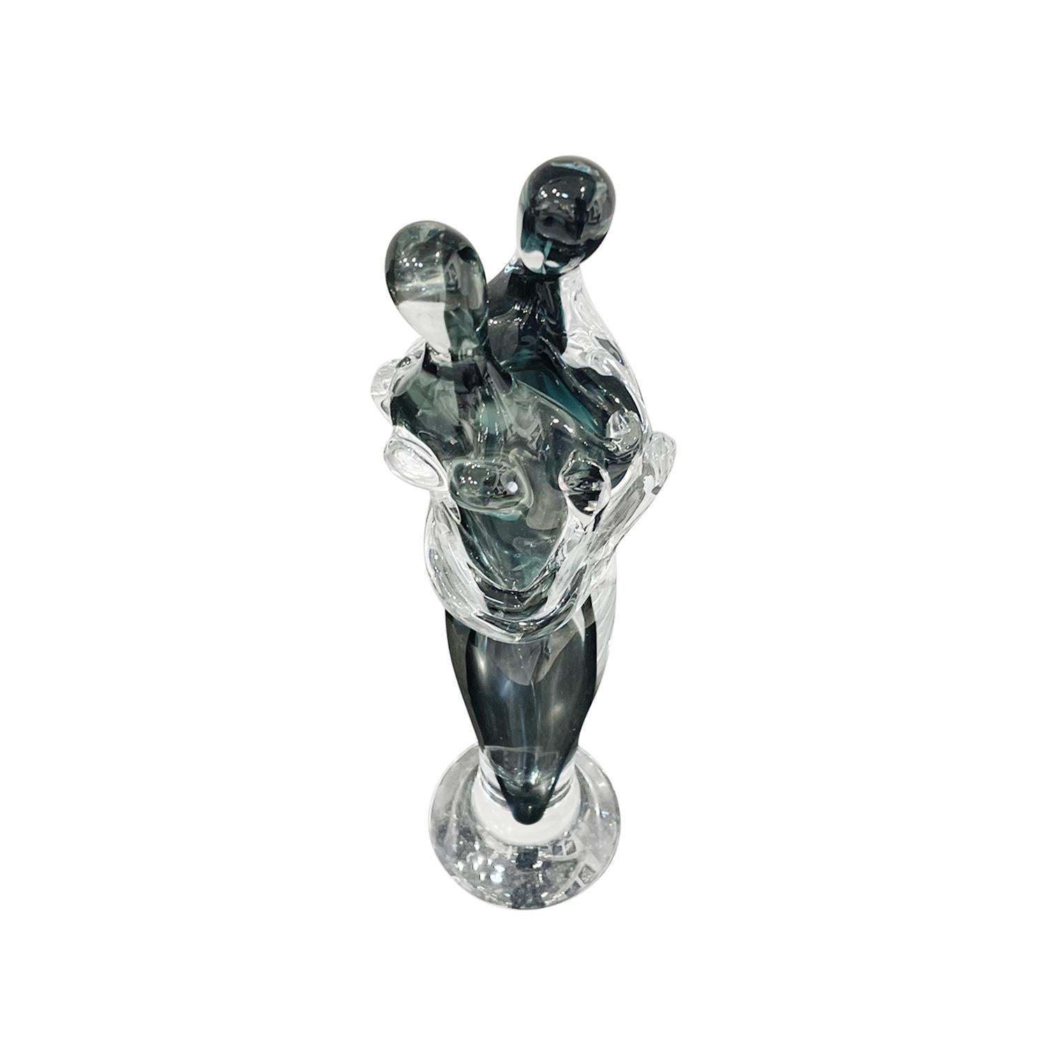 20th Century Green-White Italian Murano Glass Sculpture of a Hugging Couple In Good Condition For Sale In West Palm Beach, FL