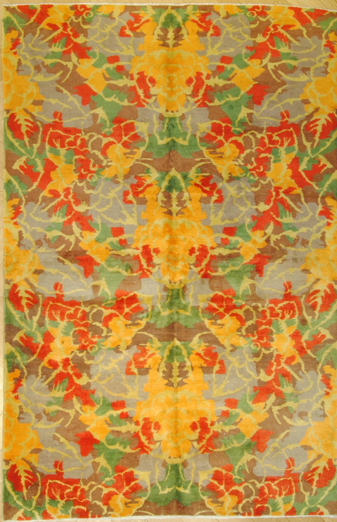 Arizona Sunset est le nom de ce tapis inhabituel décoré de motifs polychromes, fruit de la fantaisie artistique du légendaire artiste turc Zeki Müren (Bursa 1931 -Smyrne 1996). Actif dans des domaines allant de la musique classique et contemporaine