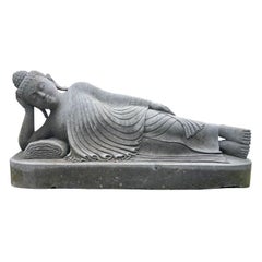 Statua da giardino vintage asiatica grigia del XX secolo di un Buddha reclinato in pietra lavica