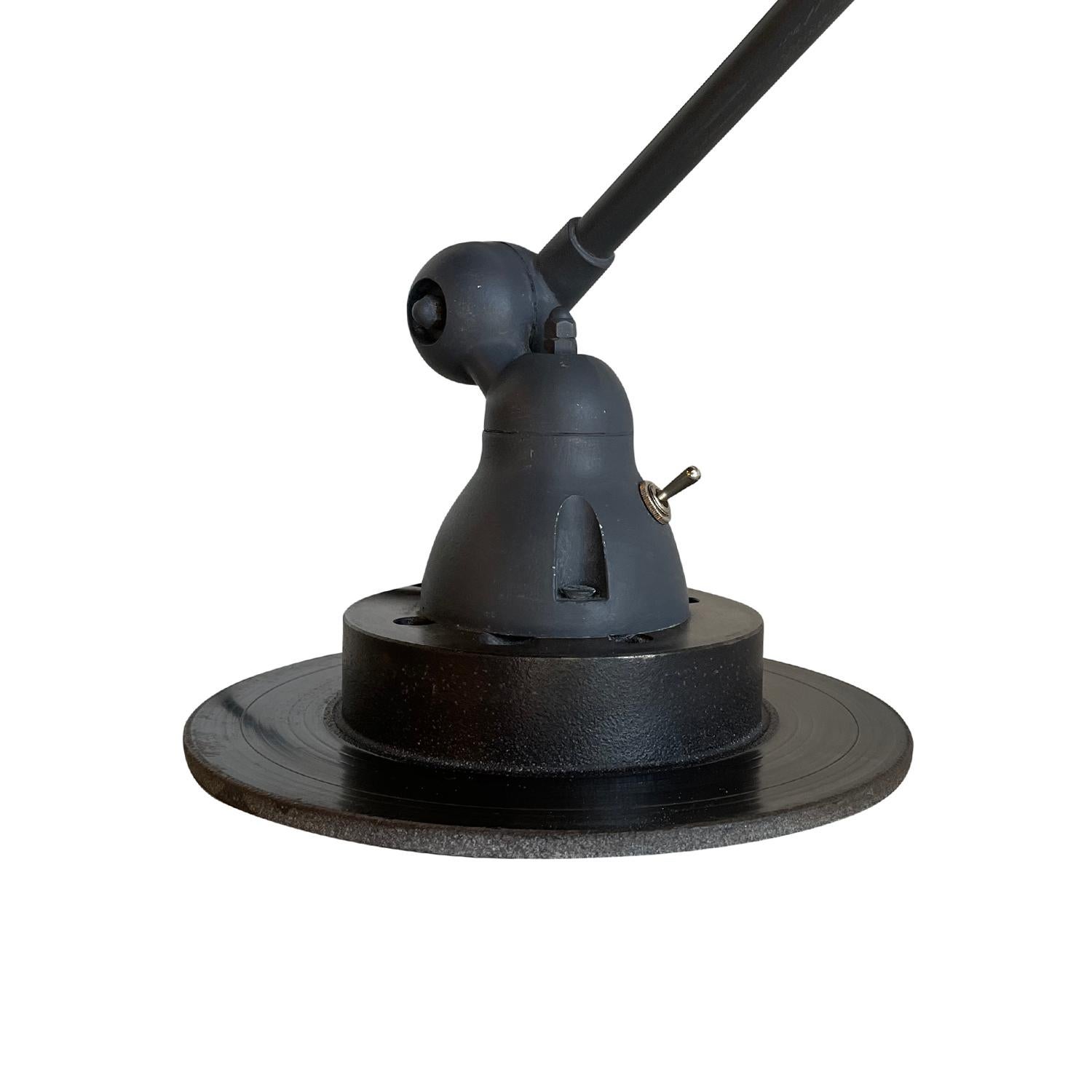 Lampe de bureau en métal Jielde du 20e siècle, gris-noir, de Jean Louis Domecq en vente 2