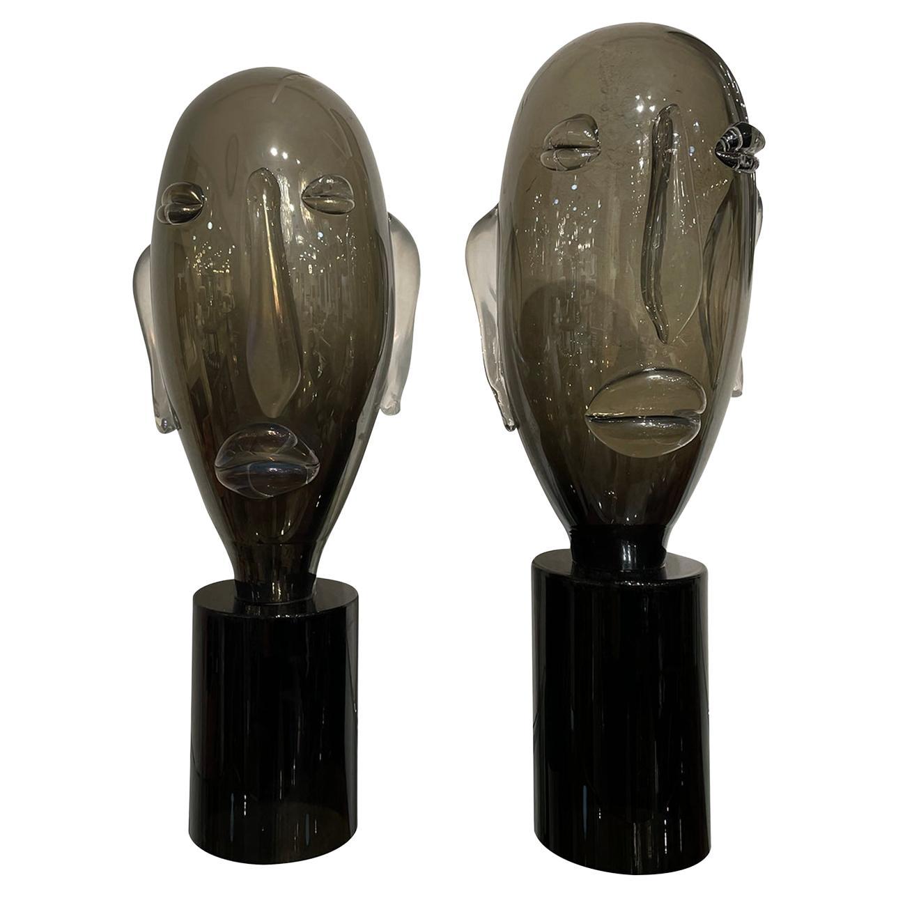 Paire de têtes de sculptures italiennes en verre de Murano fumé gris-noir du 20ème siècle