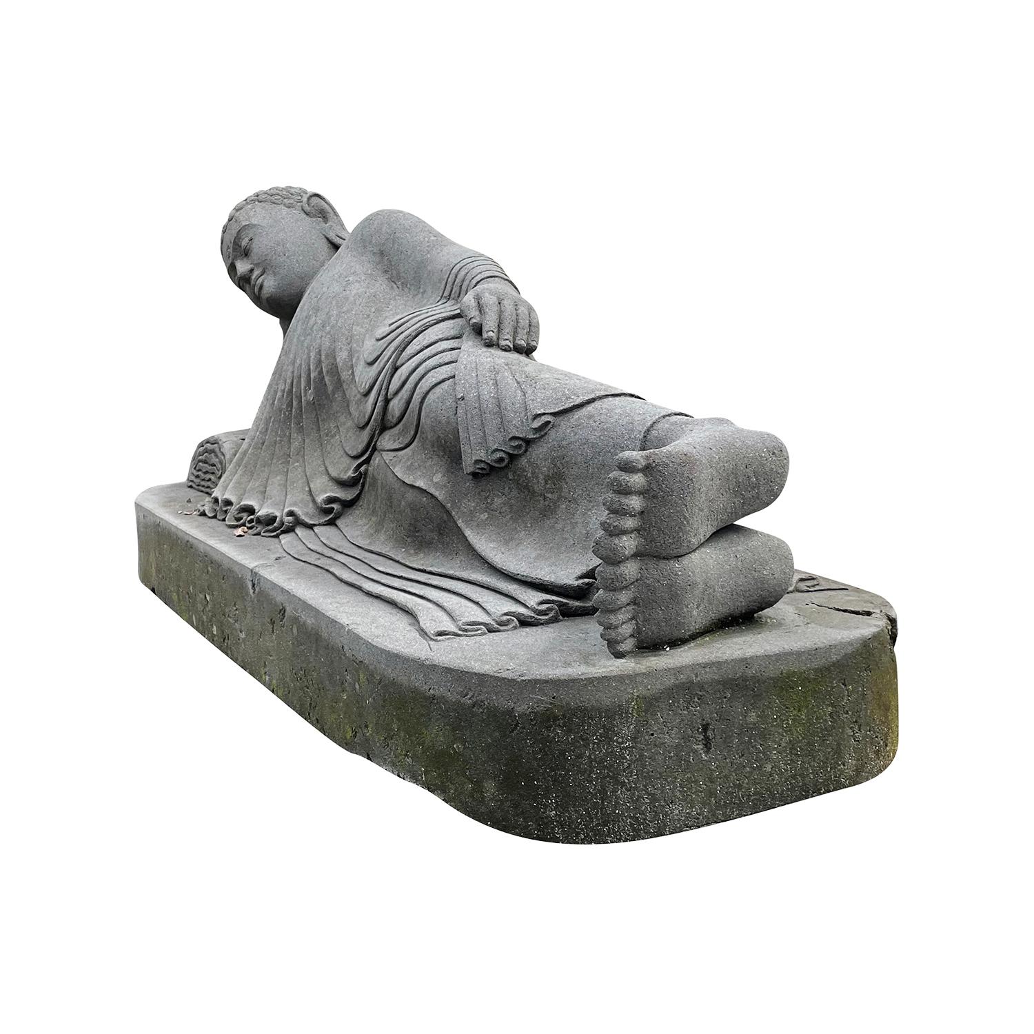 Sculpté à la main Statue de jardin asiatique grise du 20e siècle représentant un Bouddha couché en pierre de lave en vente