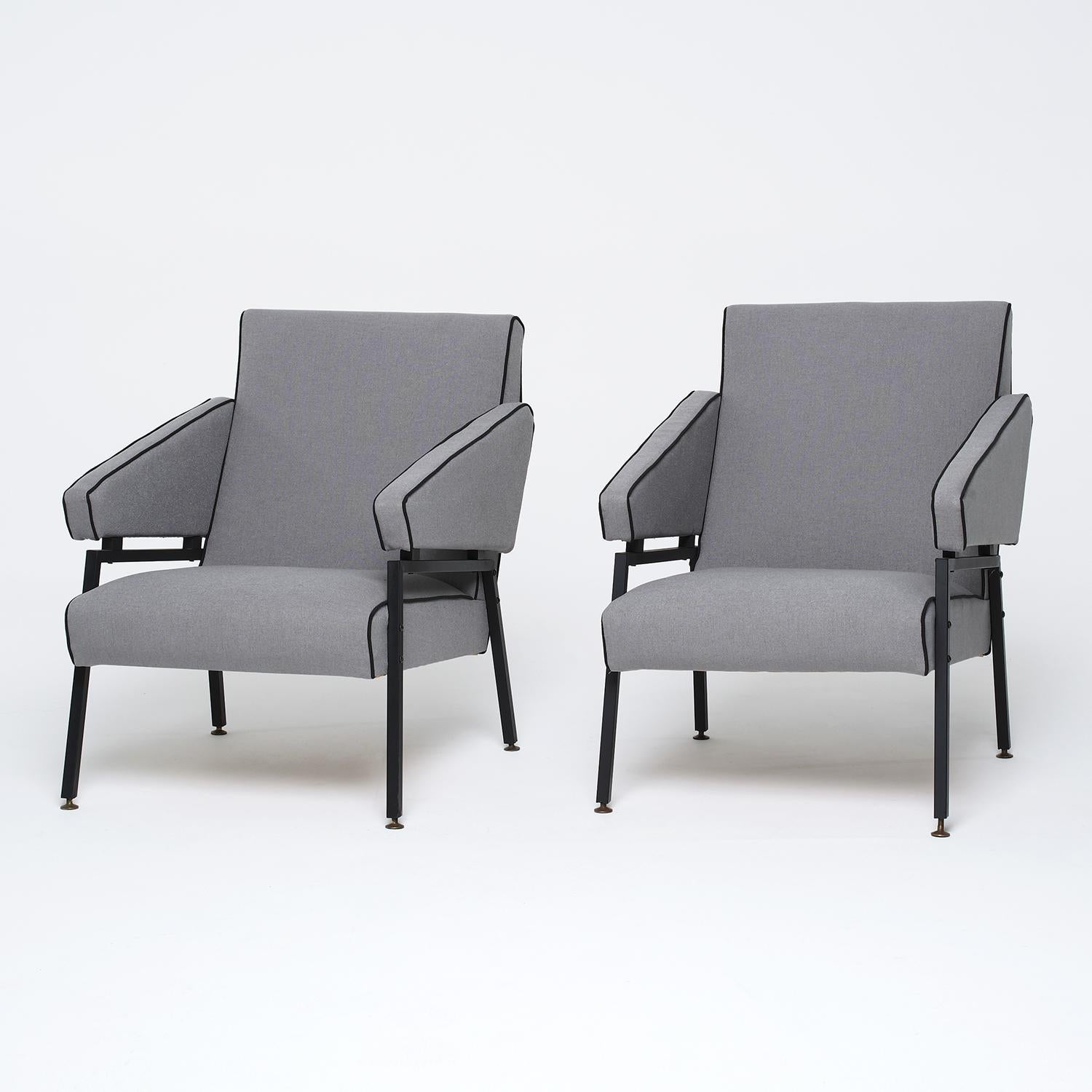 Ein Paar kubistische italienische Sessel aus der Mitte des Jahrhunderts, handgefertigt aus schwarz lackiertem Schmiedeeisen im Stil von Mobilificio Oscar Gigante, in gutem Zustand. Die Rückenlehne der Club- und Beistellstühle ist geneigt und wird
