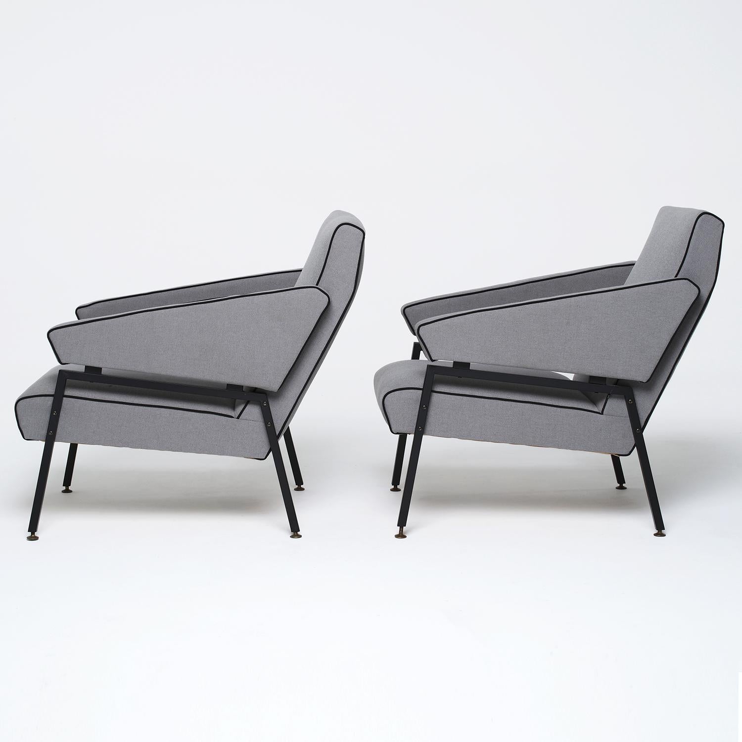 Hand-Crafted 20th Century Grey Italian Armchairs in the Style of Mobilificio Oscar Gigante For Sale