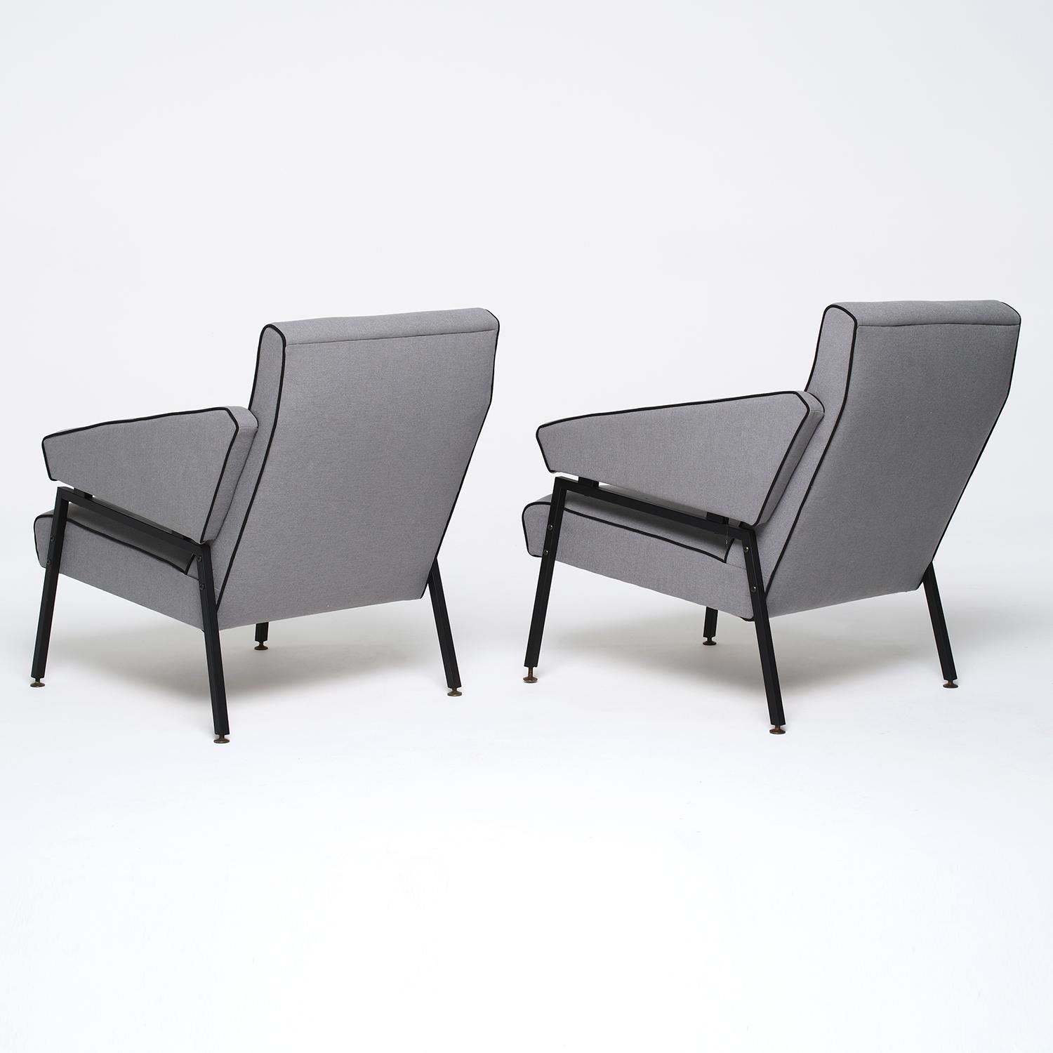 Graue italienische Sessel des 20. Jahrhunderts im Stil des Mobilificio Oscar Gigante (Handgefertigt) im Angebot