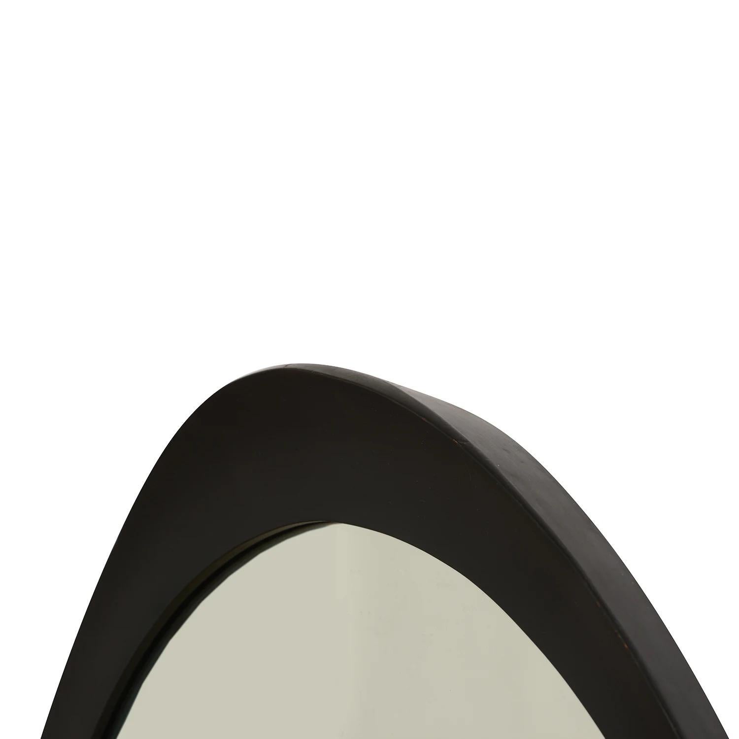 Specchio da parete vintage Mid-Century Modern grigio e ovale con vetro a specchio originale, realizzato in legno intagliato a mano e in buone condizioni. Usura coerente con l'età e l'uso, circa 1940 - 1950, Italia.