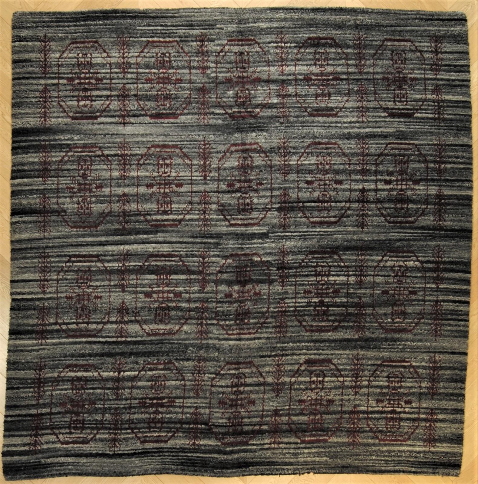 This Sardinian rug from the middle of the century. XX is tied in wool with bouclé technique (eyelet technique) and is decorated with a geometric pattern, which refers to the archaic tradition of the island. The mélange colour of the base comes from