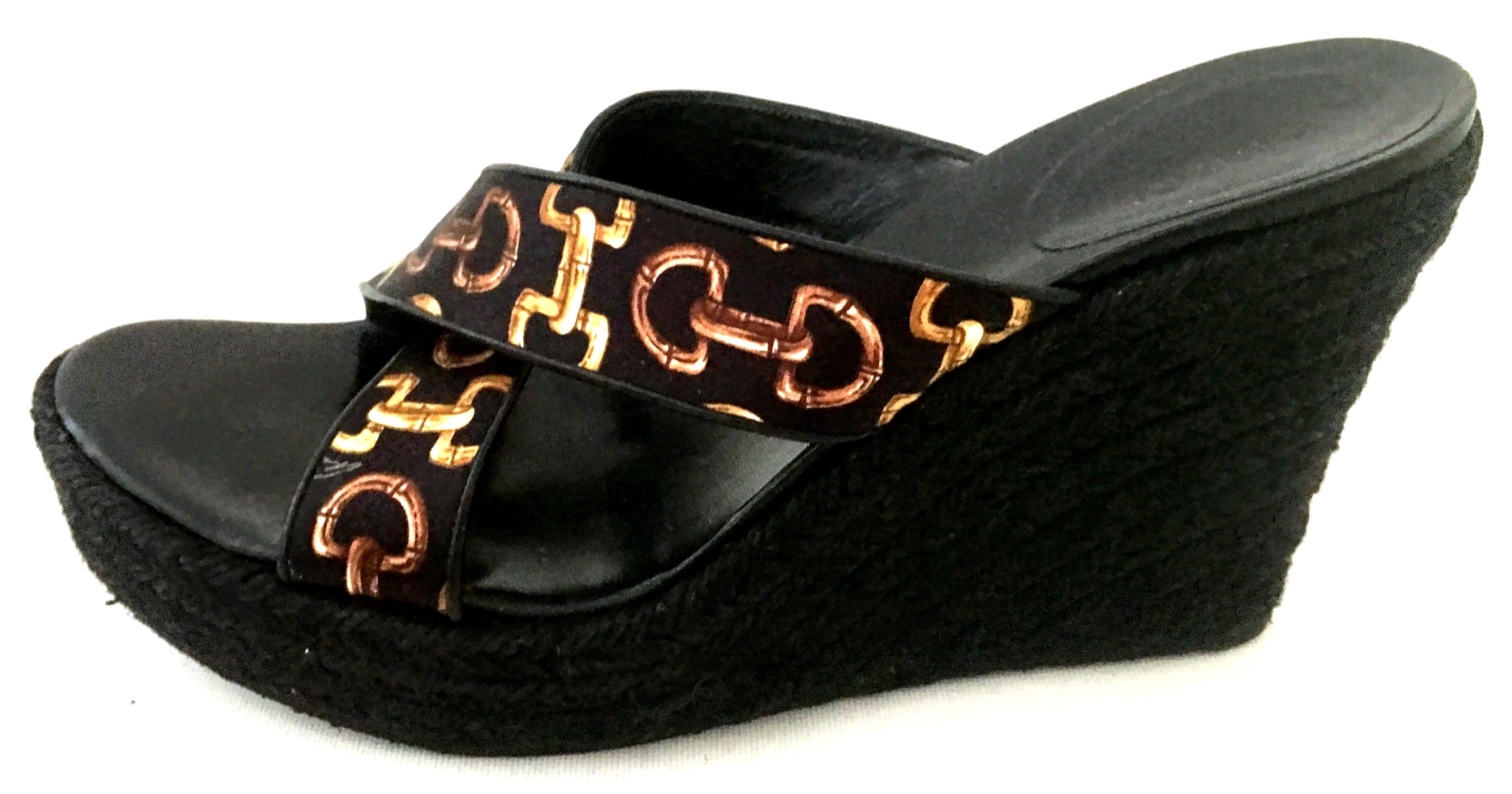 20th Century Gucci Silk Horsebit Raffia Wedge Platform Sandals In Good Condition For Sale In West Palm Beach, FL