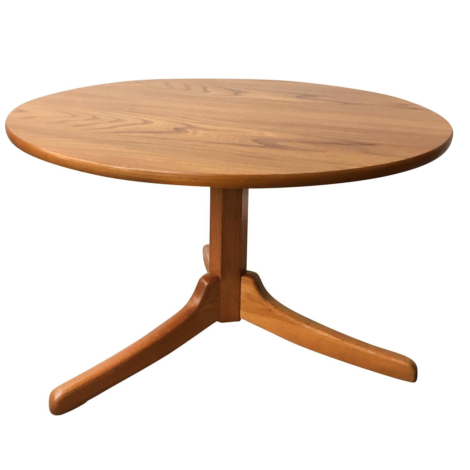 A light-brown, vintage Mid-Century Modern Swedish gueridon table with a round top. Designed by Josef Frank and produced by Svenskt Tenn, Modell 560. Shellac polished, beautiful bird's-eye of Maplewood on three legs, in good condition. Wear