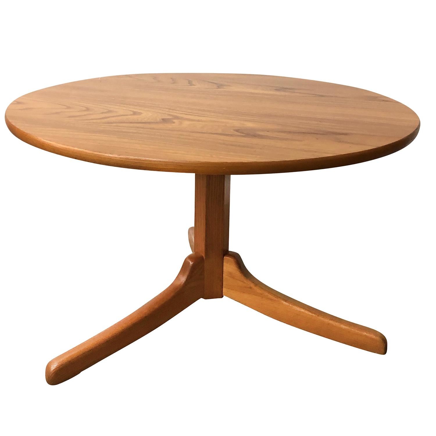 Table de guéridon suédoise vintage du milieu du siècle, marron clair, avec un plateau rond. Conçu par Josef Franks et produit par Svenskt Tenn, modèle 560. Poli à la gomme-laque, belle vue d'oiseau en bois d'érable sur trois pieds, en bon état.