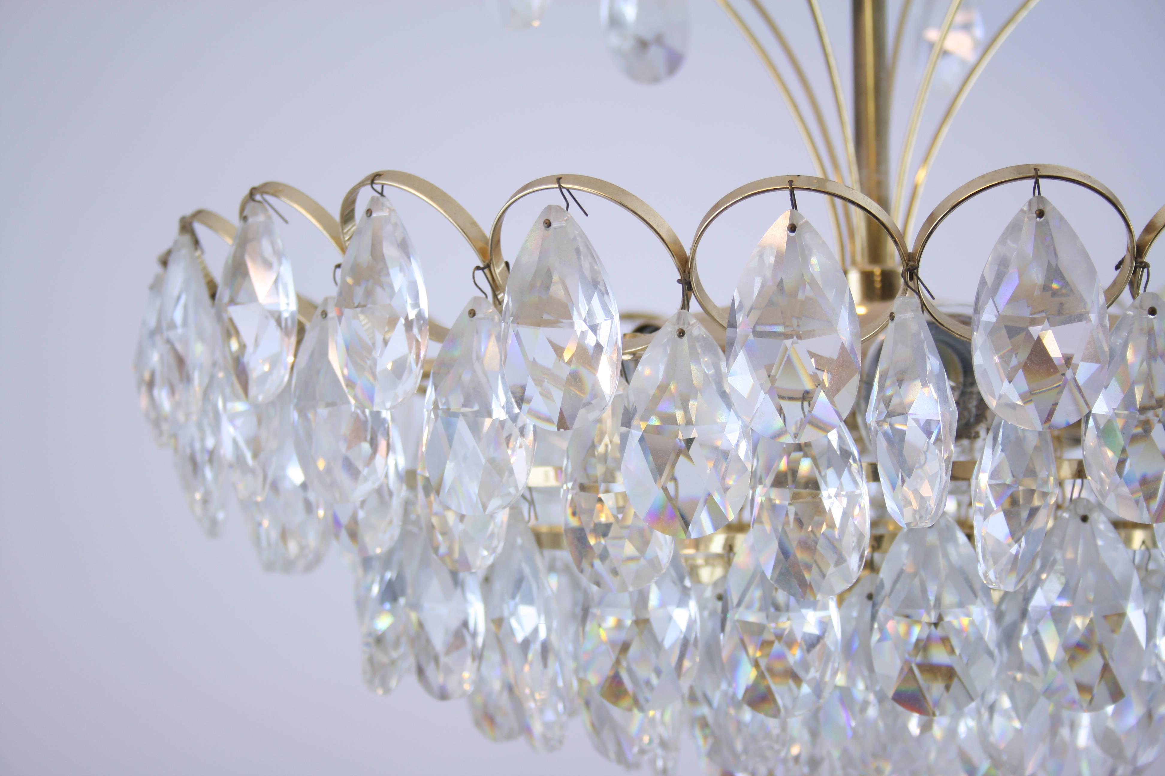 20th Century Guilded Crystal Brass Chandelier by Palwa Large Pendant Lamp In Good Condition For Sale In Vienna, AT