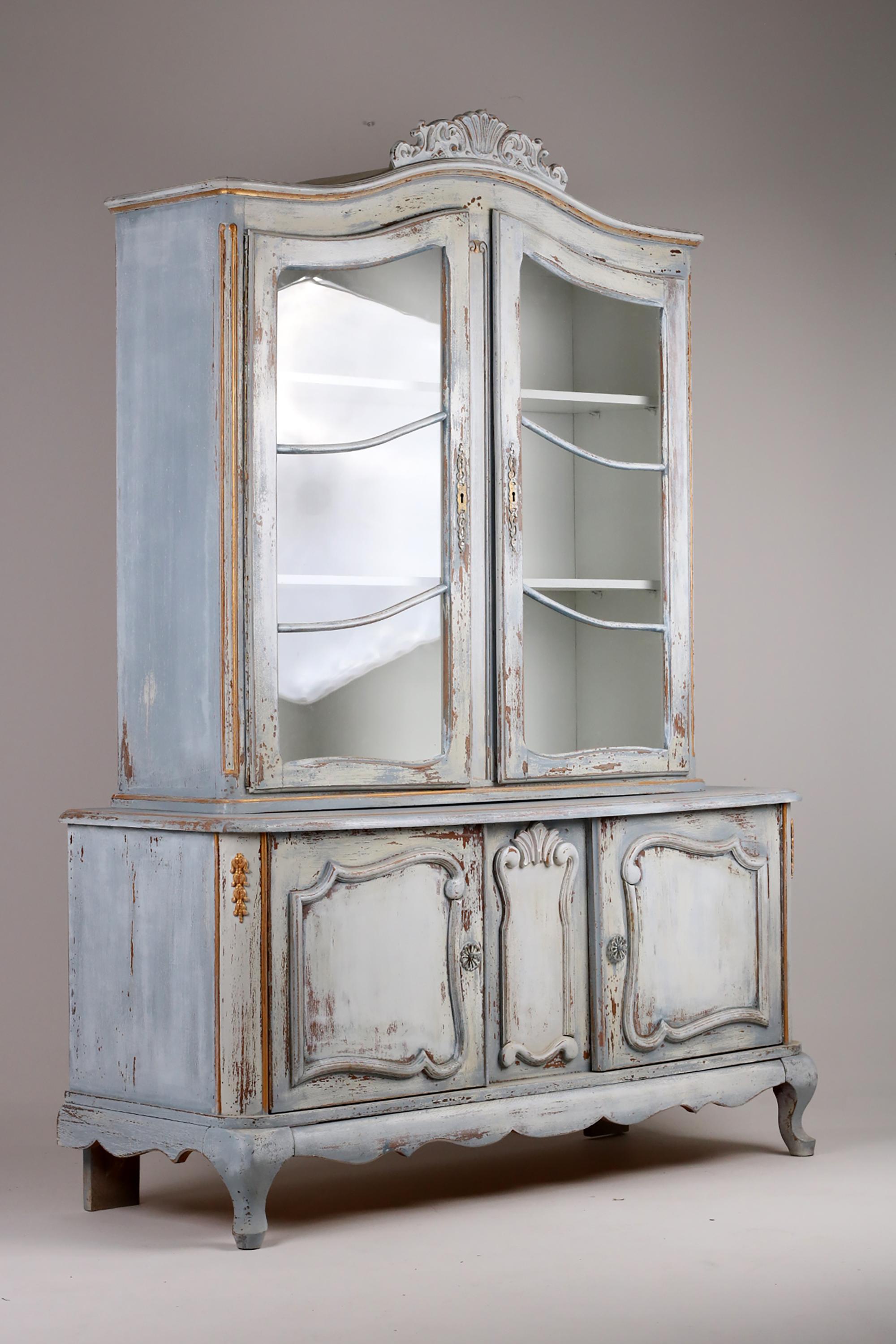 20th Century Gustavian Style Glazed Display Cabinet / Bookcase In Good Condition For Sale In Stahnsdorf, DE