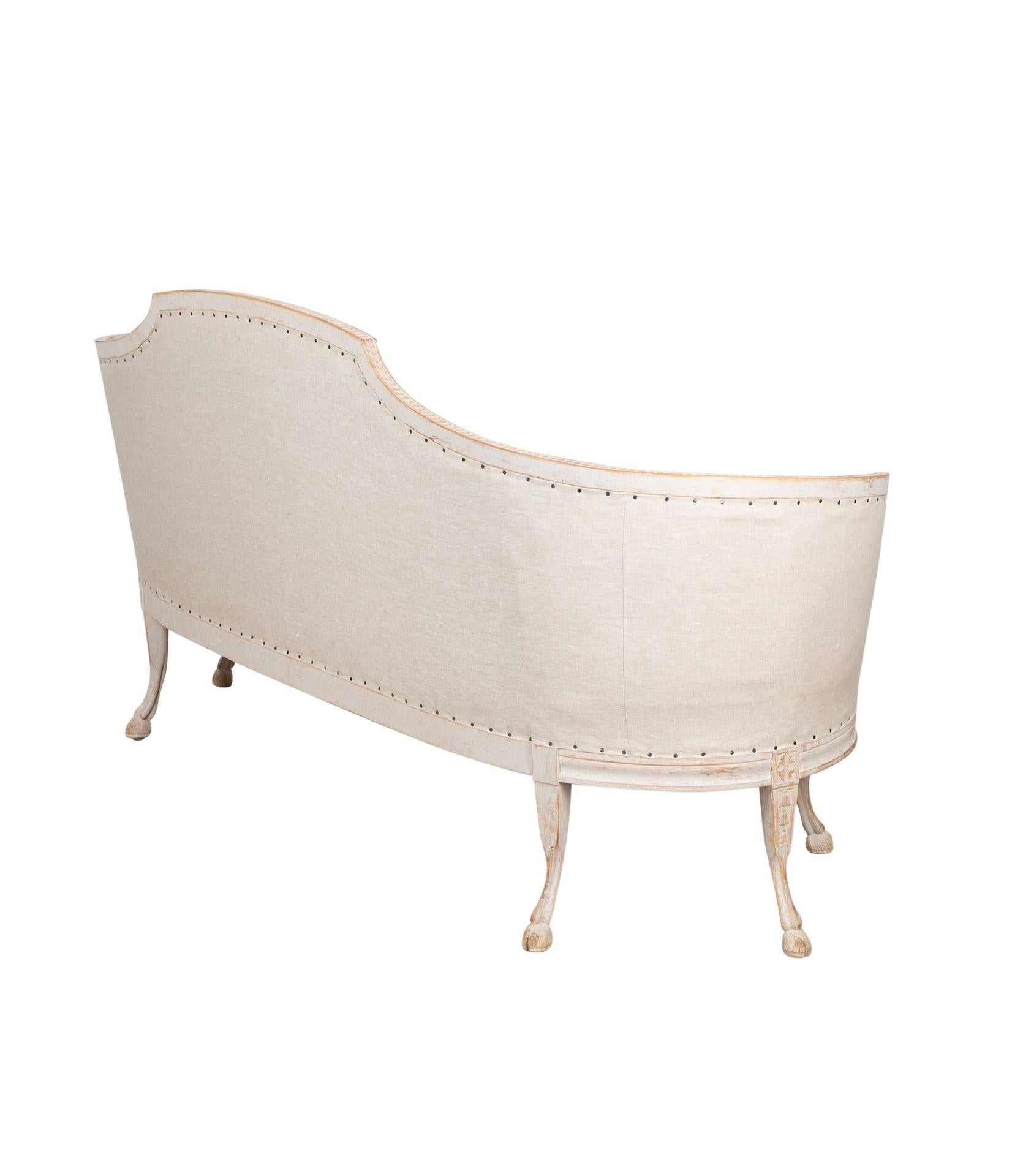 Sofá de bañera de estilo Gustaviano muy inusual, con decoración tallada. 
Con soberbios pies de pezuña , repintado en gris suave y recuperado en lino.