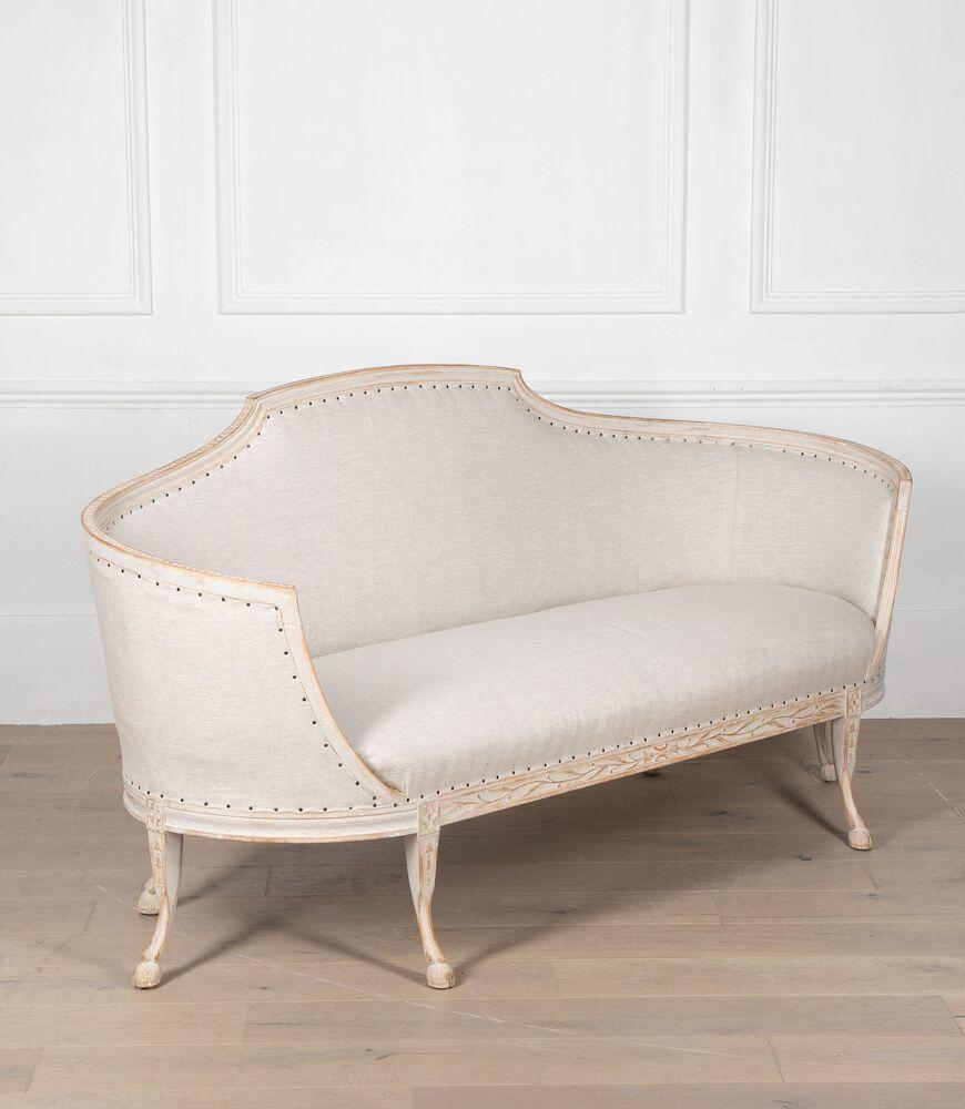 Sehr ungewöhnliches Wannensofa im gustavianischen Stil mit dekorativem Schnitzdekor.

Mit prächtigen Hufeisenfüßen, neu lackiert in sanftem Grau und mit Leinen bezogen.