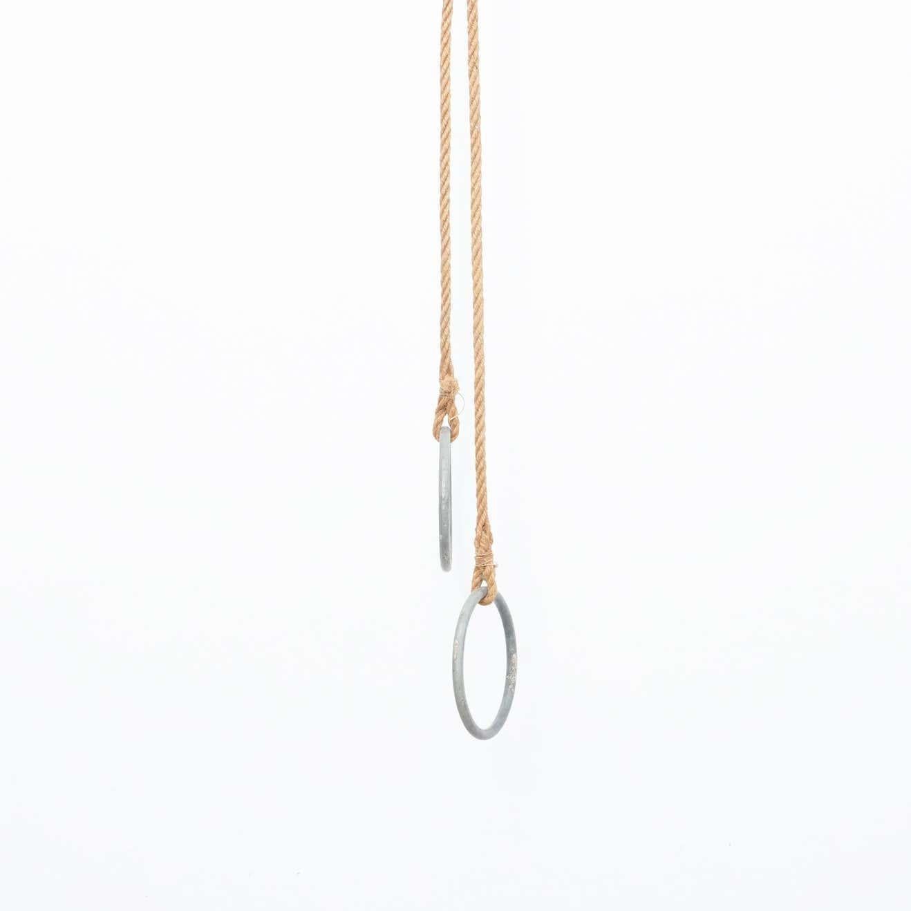 Anelli da ginnastica, circa 20° secolo.  Di produttore sconosciuto, proveniente dalla Francia.    In condizioni originali, con lievi usure dovute all'età e all'uso, che conservano una bella patina.    Materiali:  Corda  Metallo    Dimensioni:  Ø 23