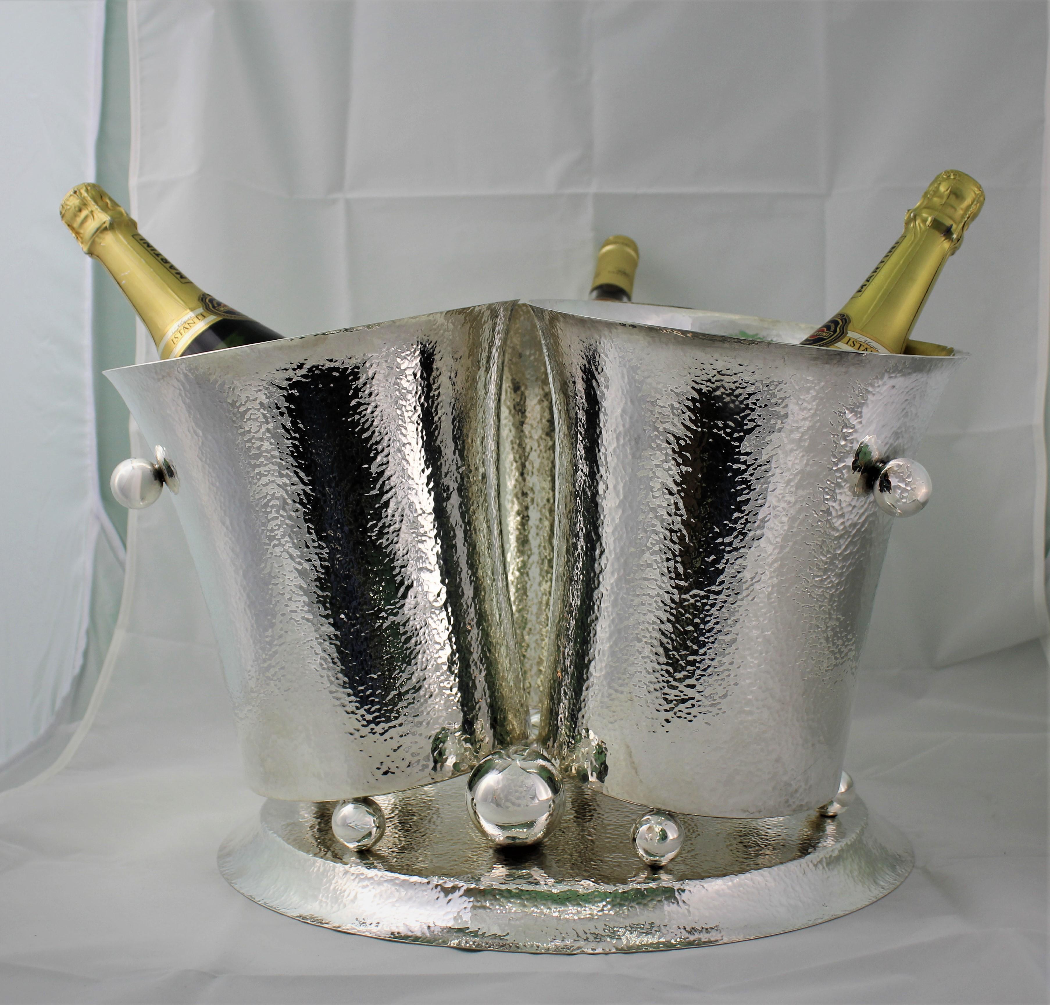 - Imposing Art Deco Centerpiece dated 1930s realized in Silver 800/1000 -

- Handworker and hammered - 

 - Realized between 1934 and 1944 by the bolognese master silversmith Aldo De Mori -

- 3 hammered silver buckets -

- Dimension: