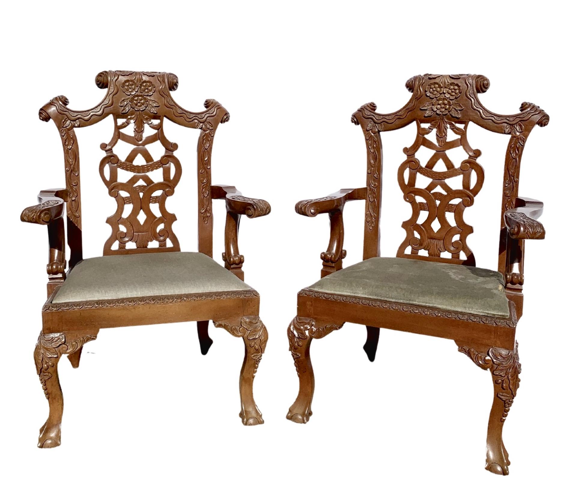 Beau canapé deux places et deux chaises de sculpteur en acajou sculpté à la main du 20ème siècle. 
Même propriétaire depuis 35 ans. 
Il faisait partie de l'ameublement d'un consulat européen où il était utilisé quotidiennement.
La tapisserie