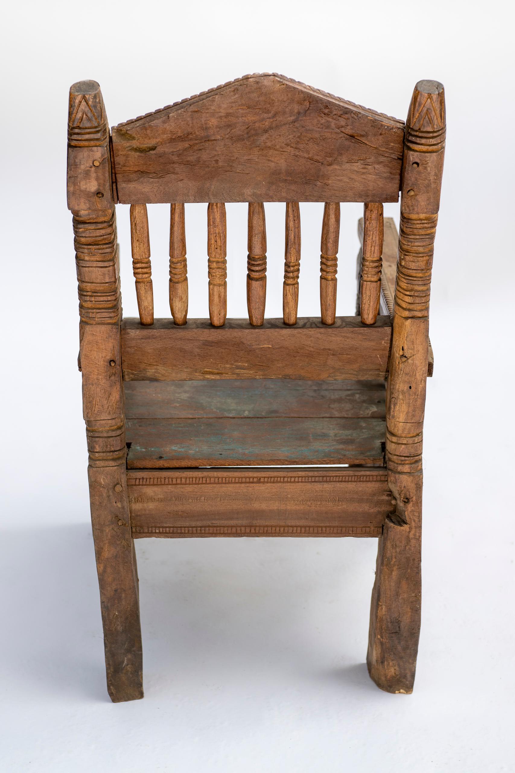 20th Century Hand-Carved Bhutanese Chair with Fish Motif im Angebot 3