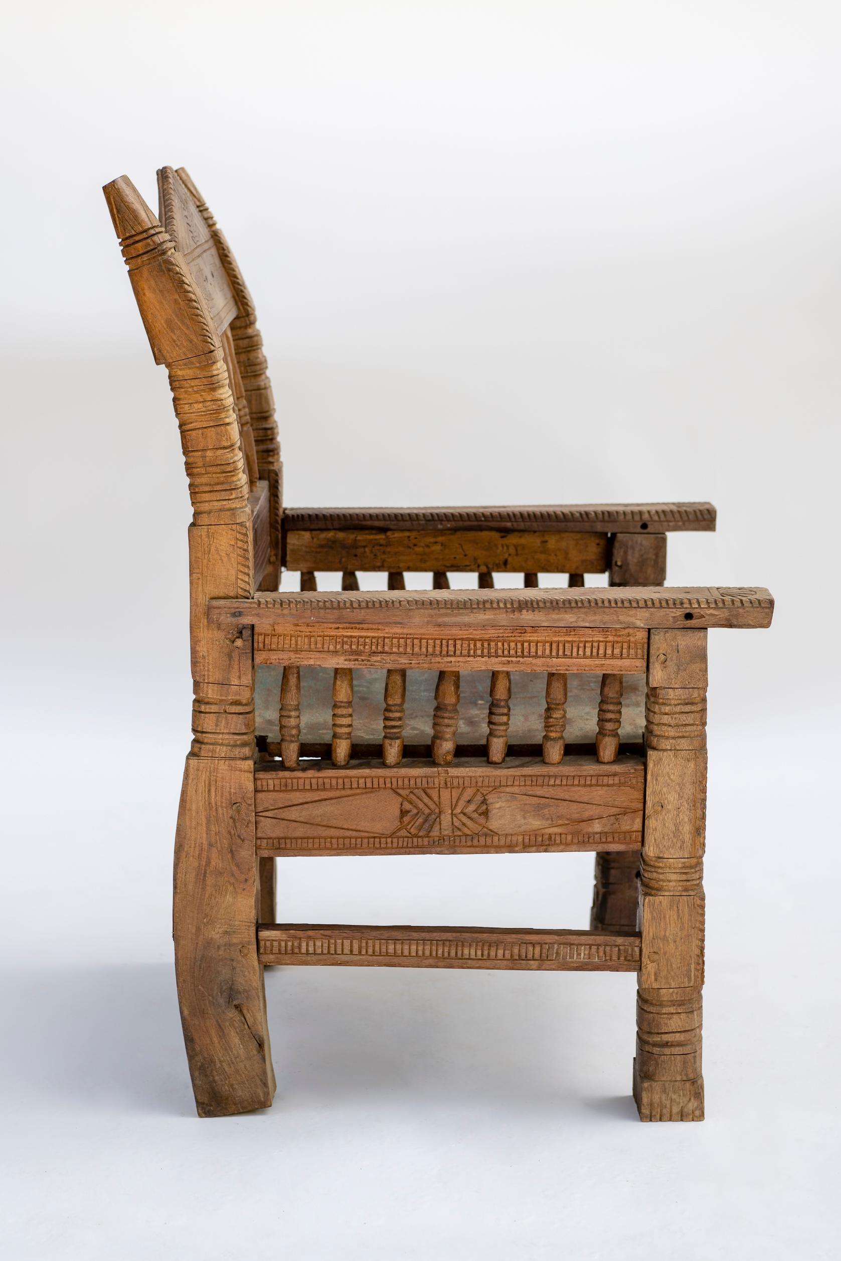 20th Century Hand-Carved Bhutanese Chair with Fish Motif im Angebot 4