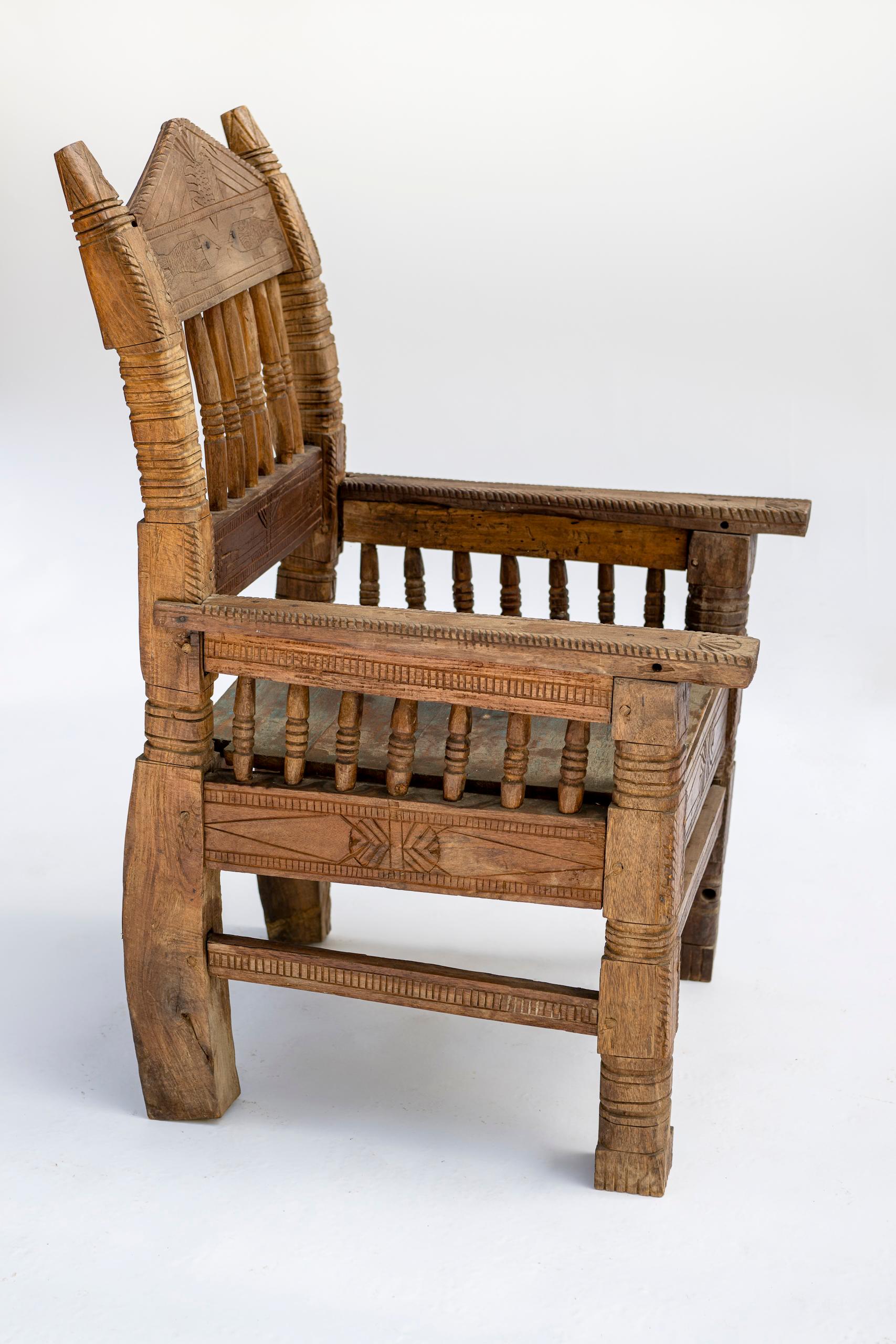 20th Century Hand-Carved Bhutanese Chair with Fish Motif im Angebot 5