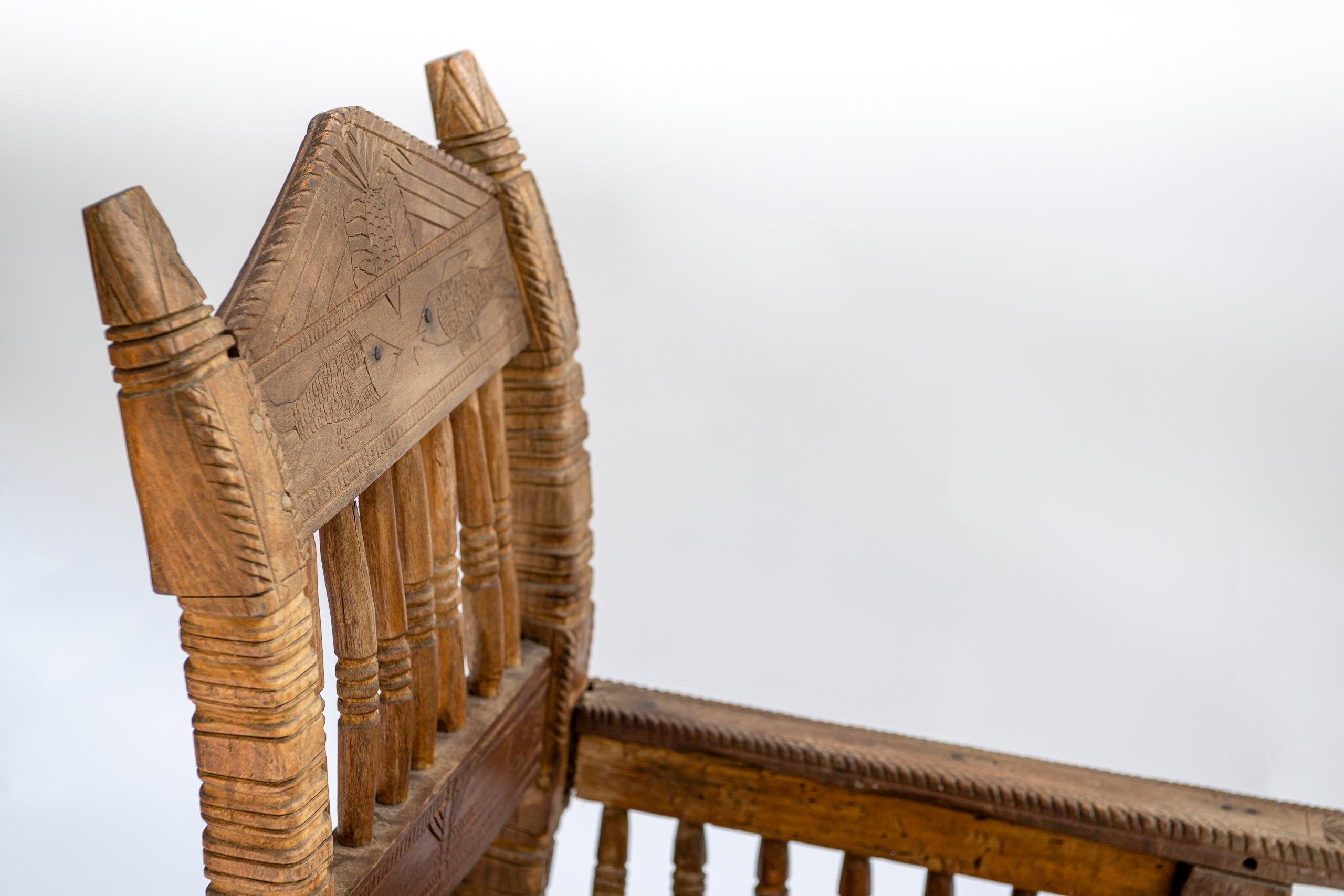20th Century Hand-Carved Bhutanese Chair with Fish Motif im Angebot 6