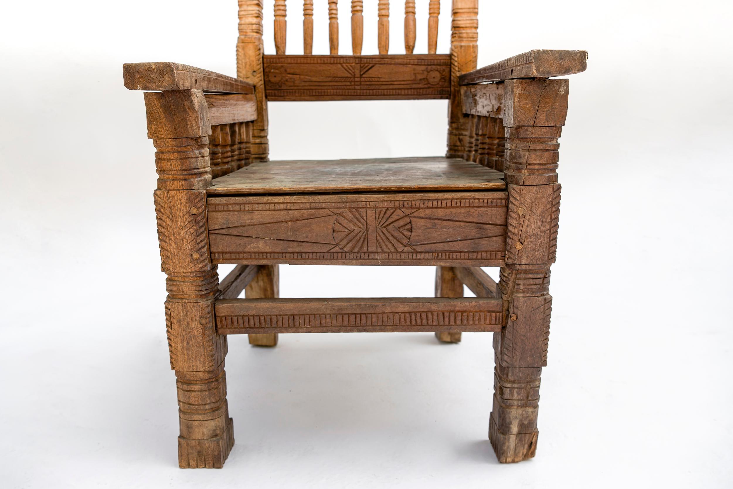 20th Century Hand-Carved Bhutanese Chair with Fish Motif (Bhutanisch) im Angebot