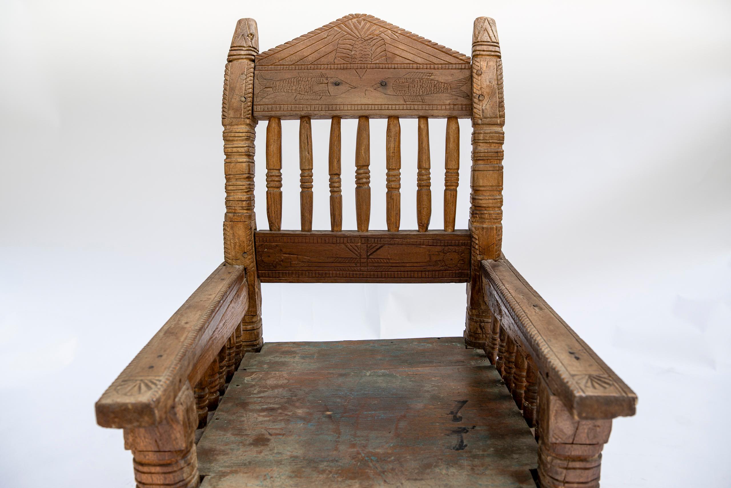 20th Century Hand-Carved Bhutanese Chair with Fish Motif (Handgeschnitzt) im Angebot