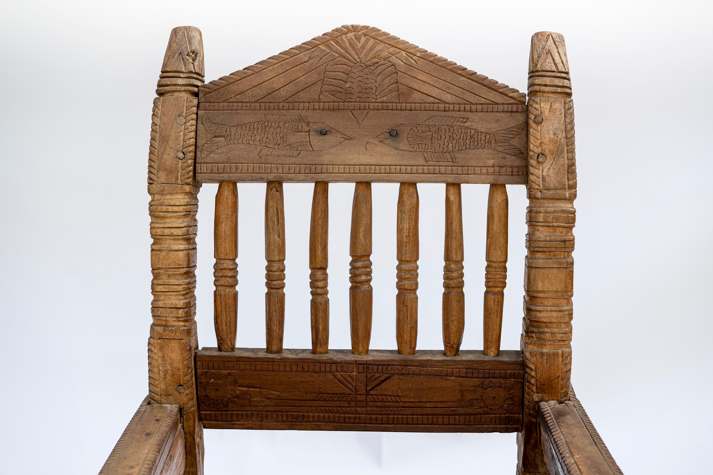 20th Century Hand-Carved Bhutanese Chair with Fish Motif im Zustand „Gut“ im Angebot in Wainscott, NY