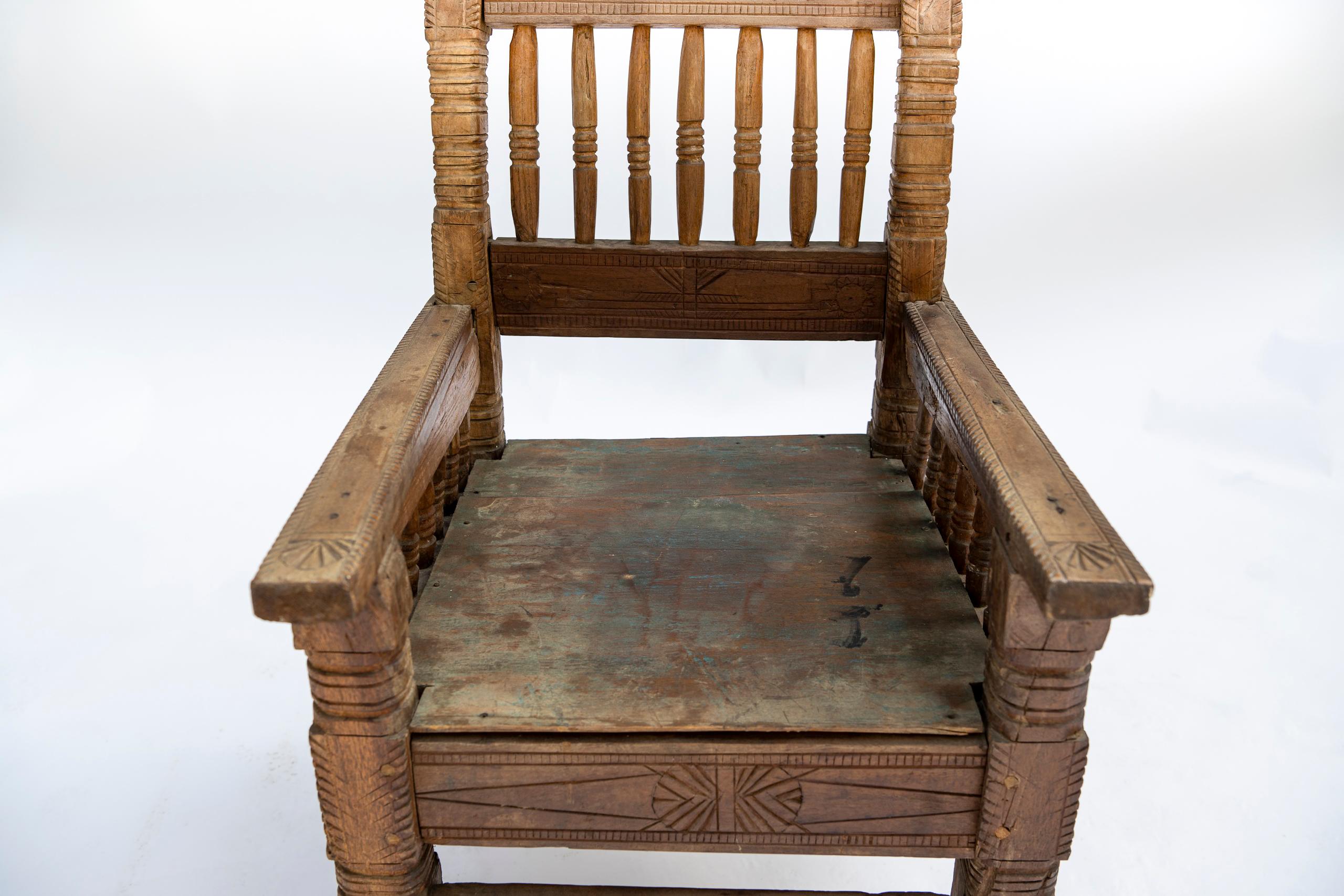 20th Century Hand-Carved Bhutanese Chair with Fish Motif (20. Jahrhundert) im Angebot
