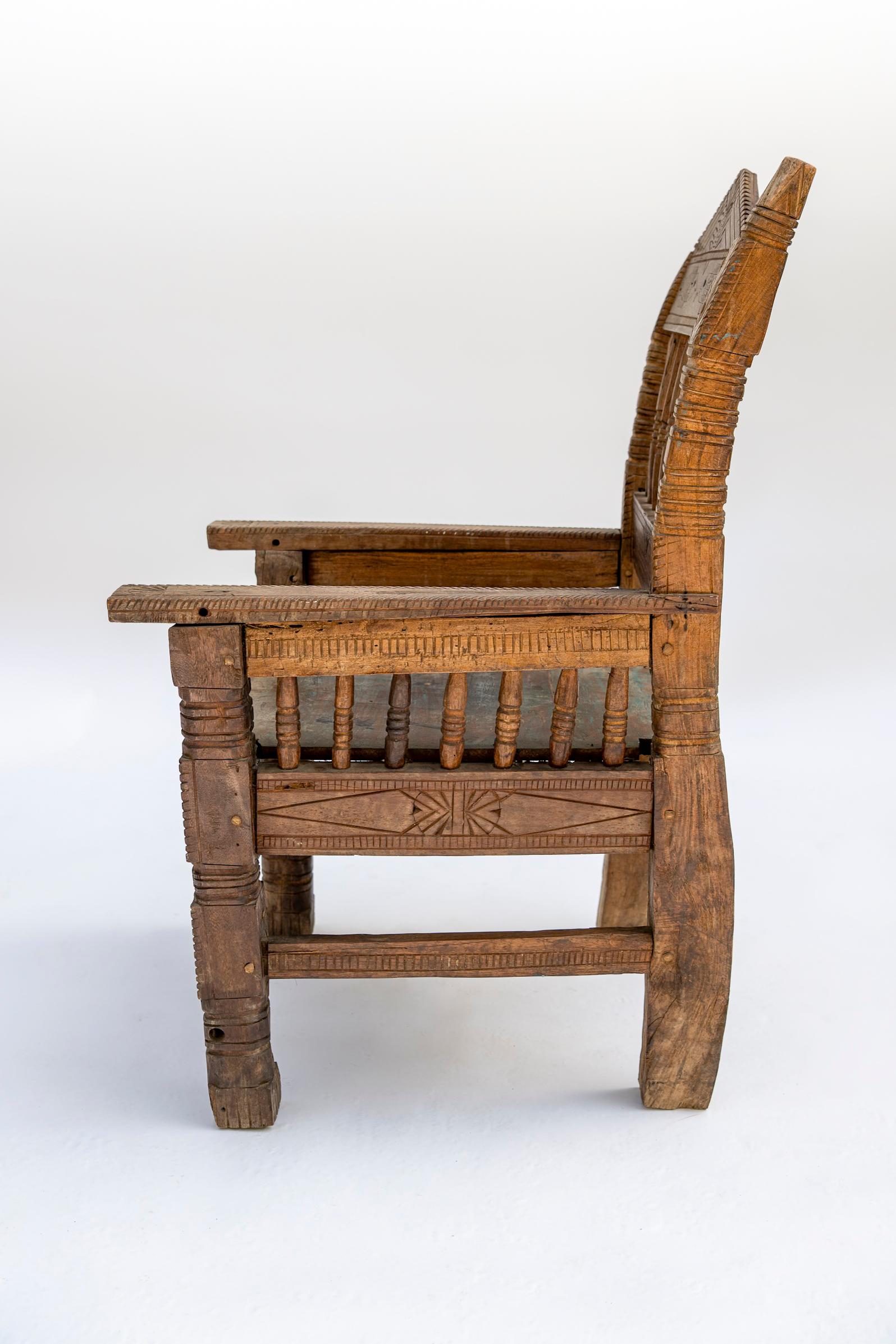 20th Century Hand-Carved Bhutanese Chair with Fish Motif (Holz) im Angebot