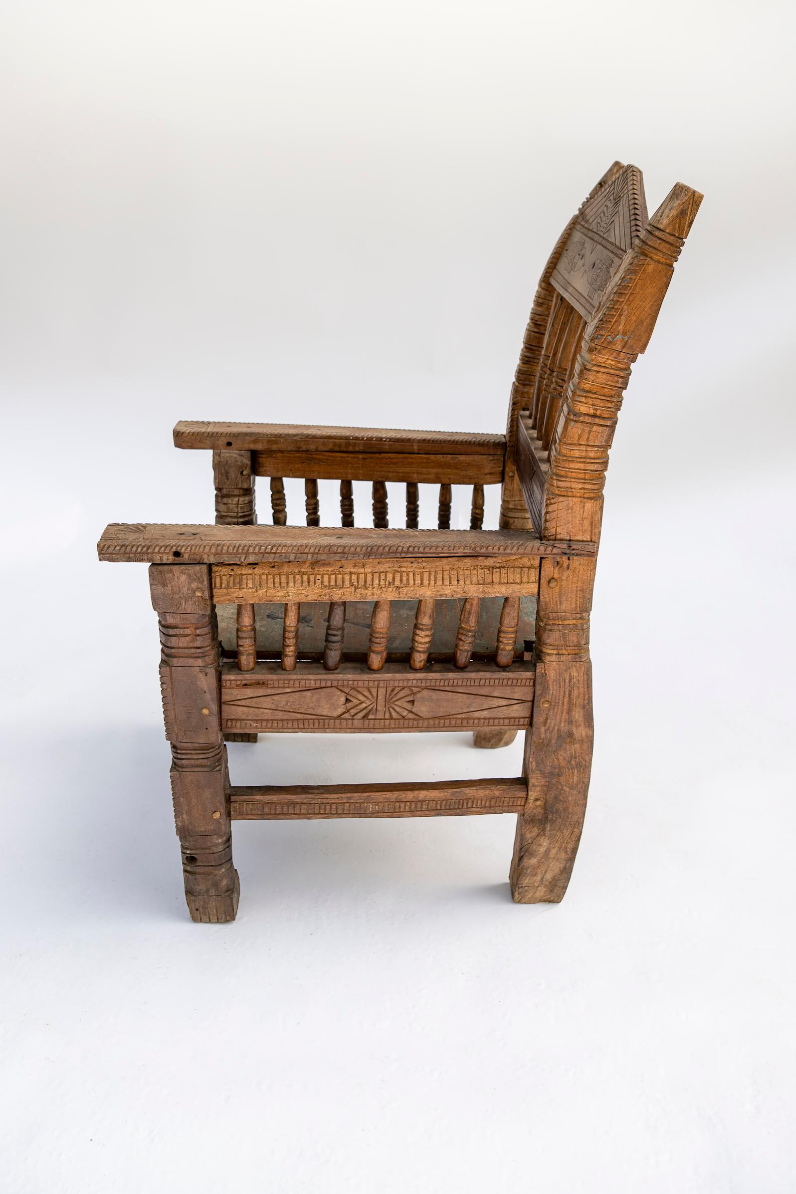 20th Century Hand-Carved Bhutanese Chair with Fish Motif im Angebot 2
