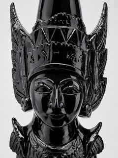 Sculpture du XXe siècle représentant une femme, sculptée à la main et recouverte de laque noire